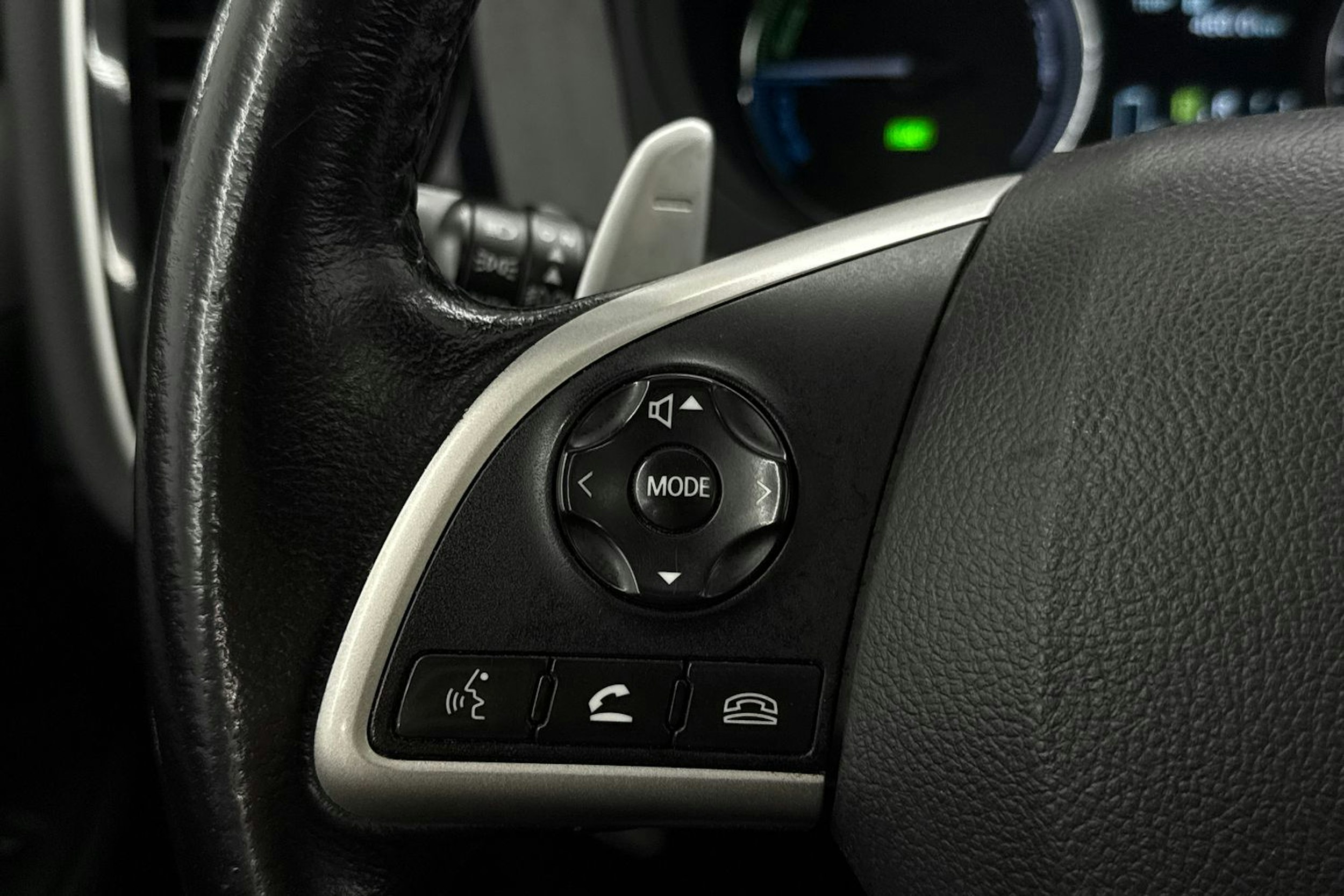valkoinen Mitsubishi Outlander PHEV 2014 kuva 16.