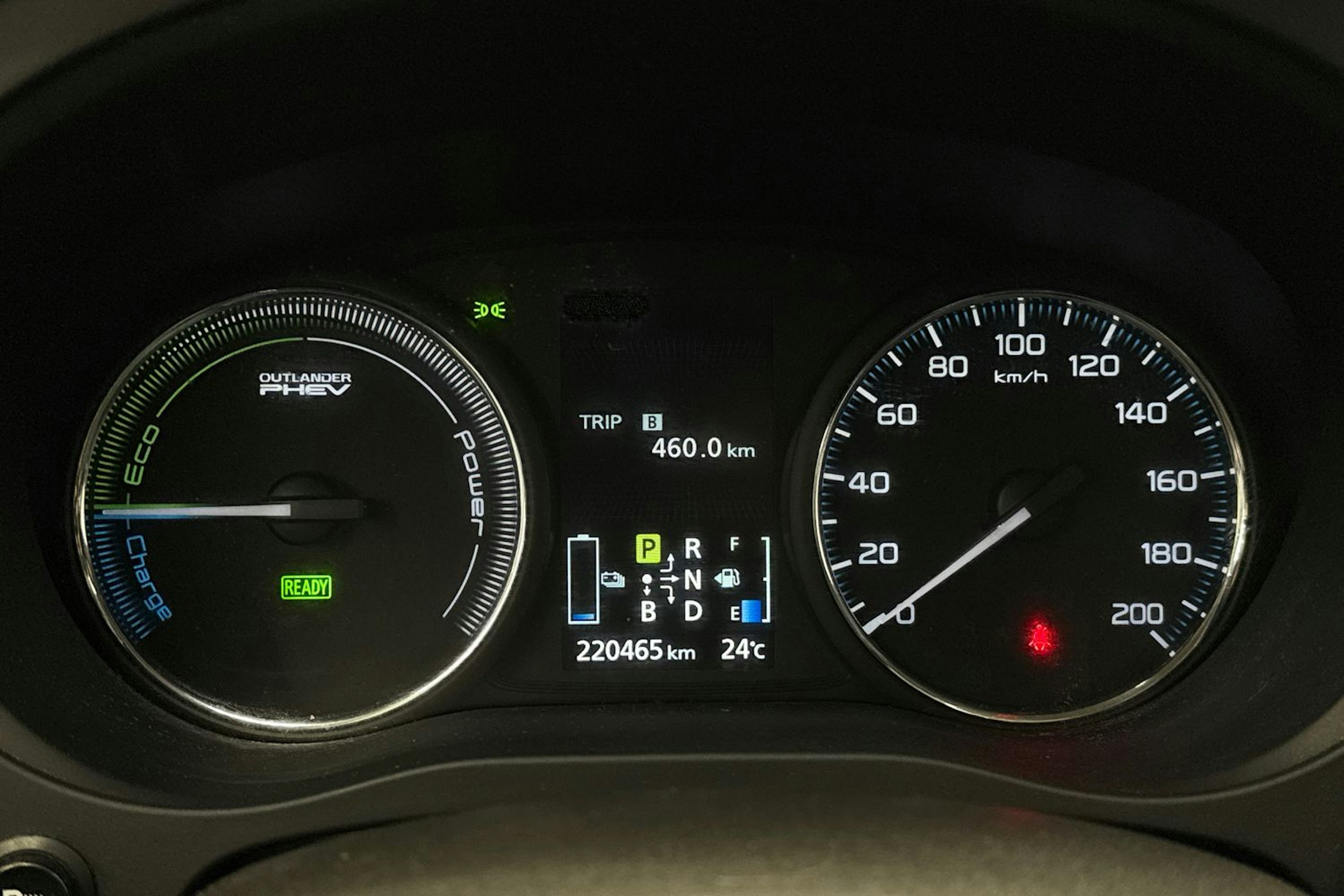 valkoinen Mitsubishi Outlander PHEV 2014 kuva 17.