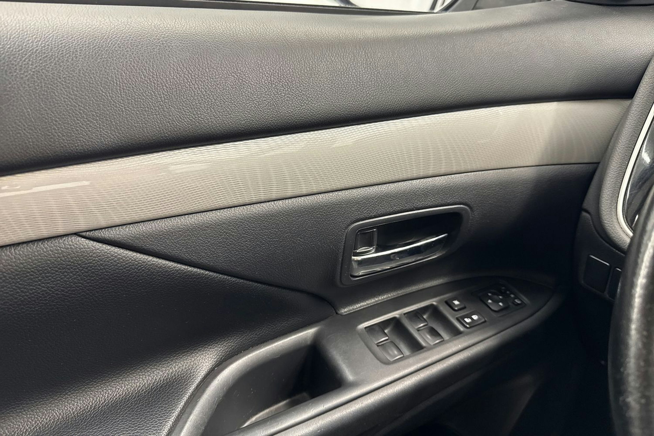 valkoinen Mitsubishi Outlander PHEV 2014 kuva 18.