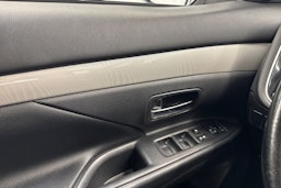 valkoinen Mitsubishi Outlander PHEV 2014 kuva 18.