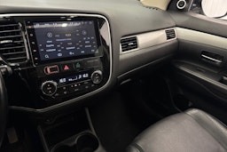 valkoinen Mitsubishi Outlander PHEV 2014 kuva 20.