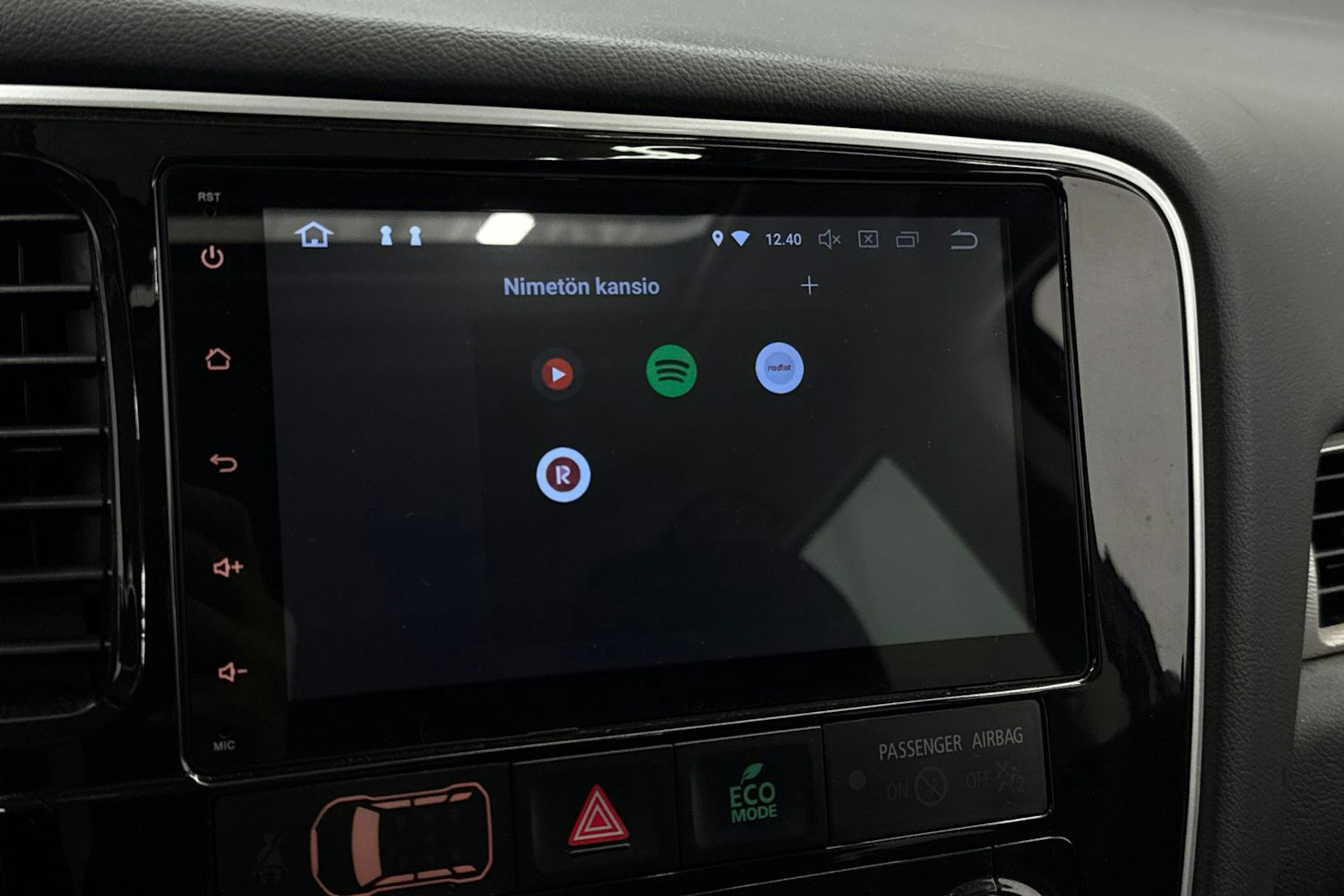 valkoinen Mitsubishi Outlander PHEV 2014 kuva 22.