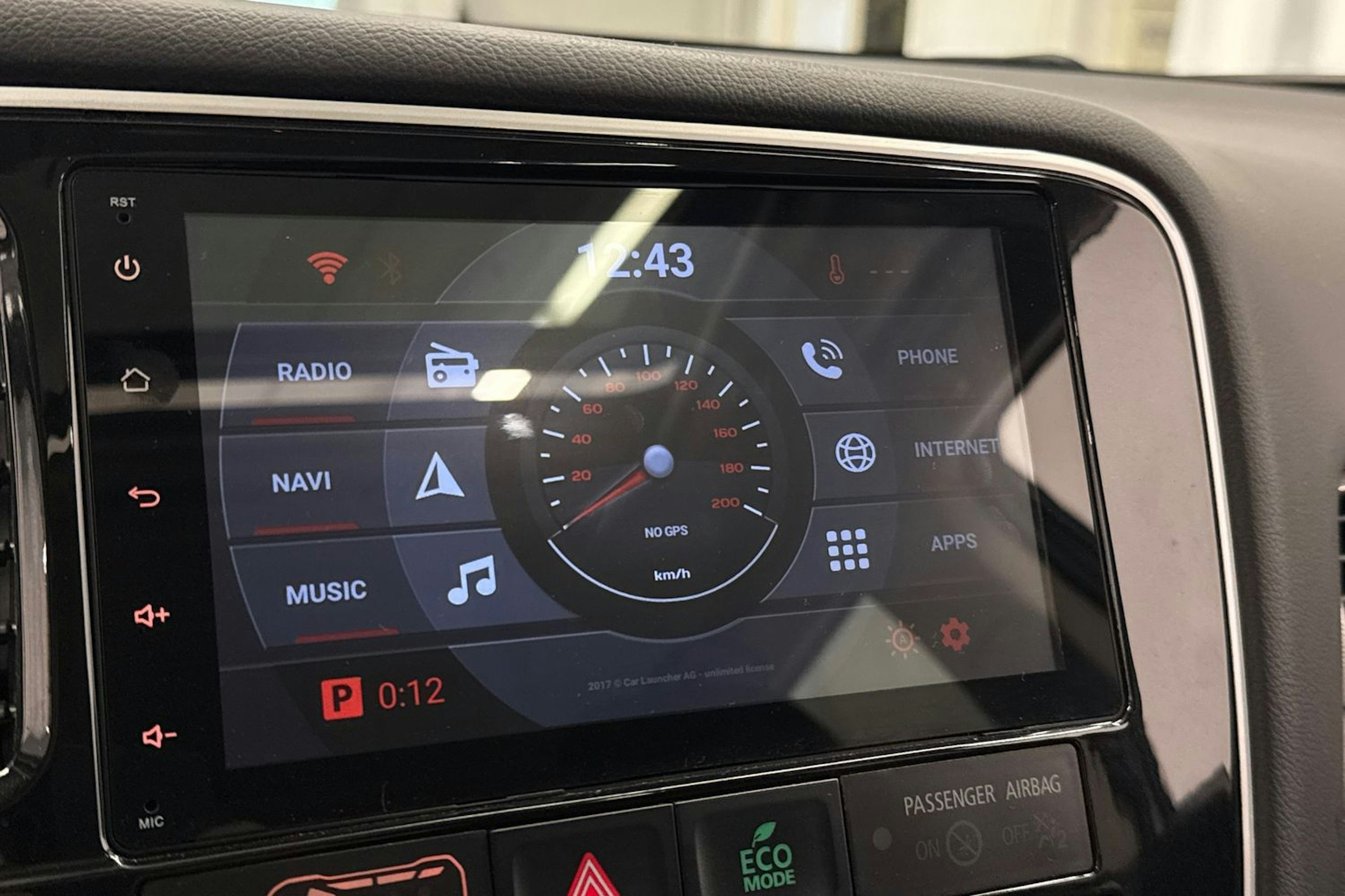 valkoinen Mitsubishi Outlander PHEV 2014 kuva 25.