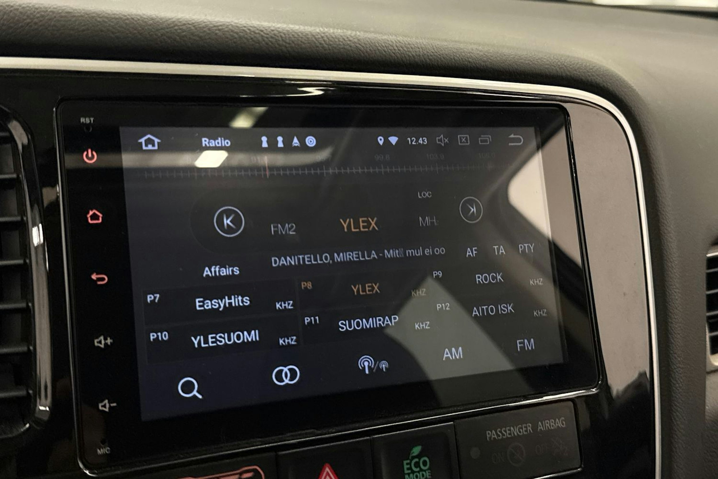 valkoinen Mitsubishi Outlander PHEV 2014 kuva 26.