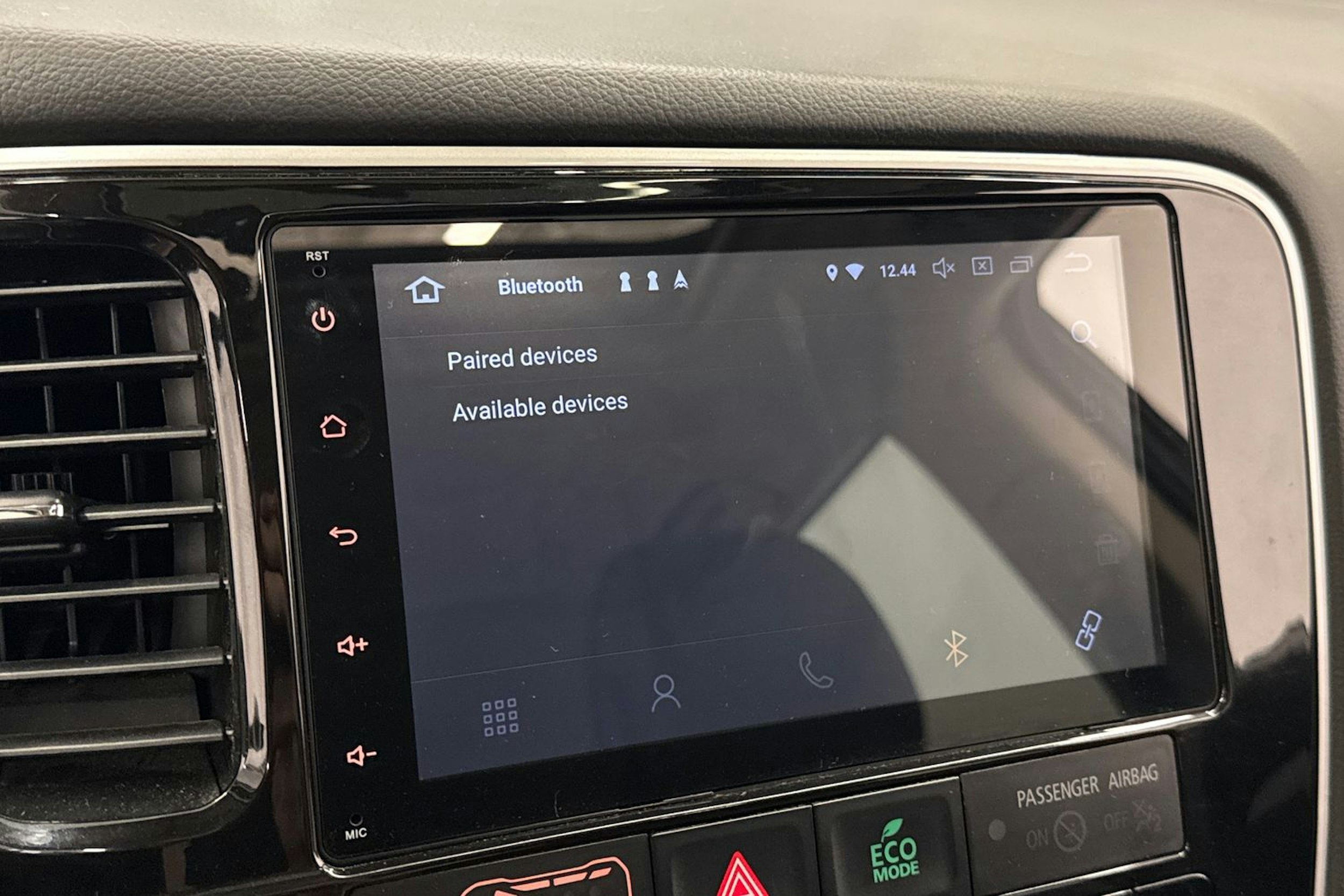 valkoinen Mitsubishi Outlander PHEV 2014 kuva 27.