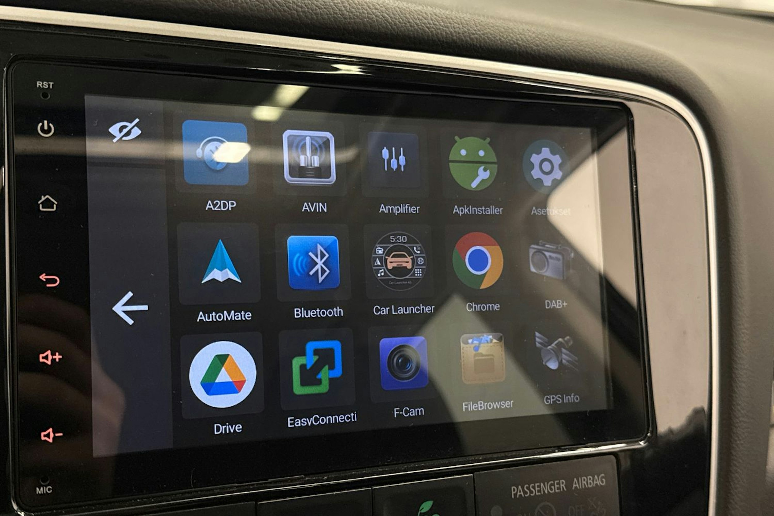 valkoinen Mitsubishi Outlander PHEV 2014 kuva 28.