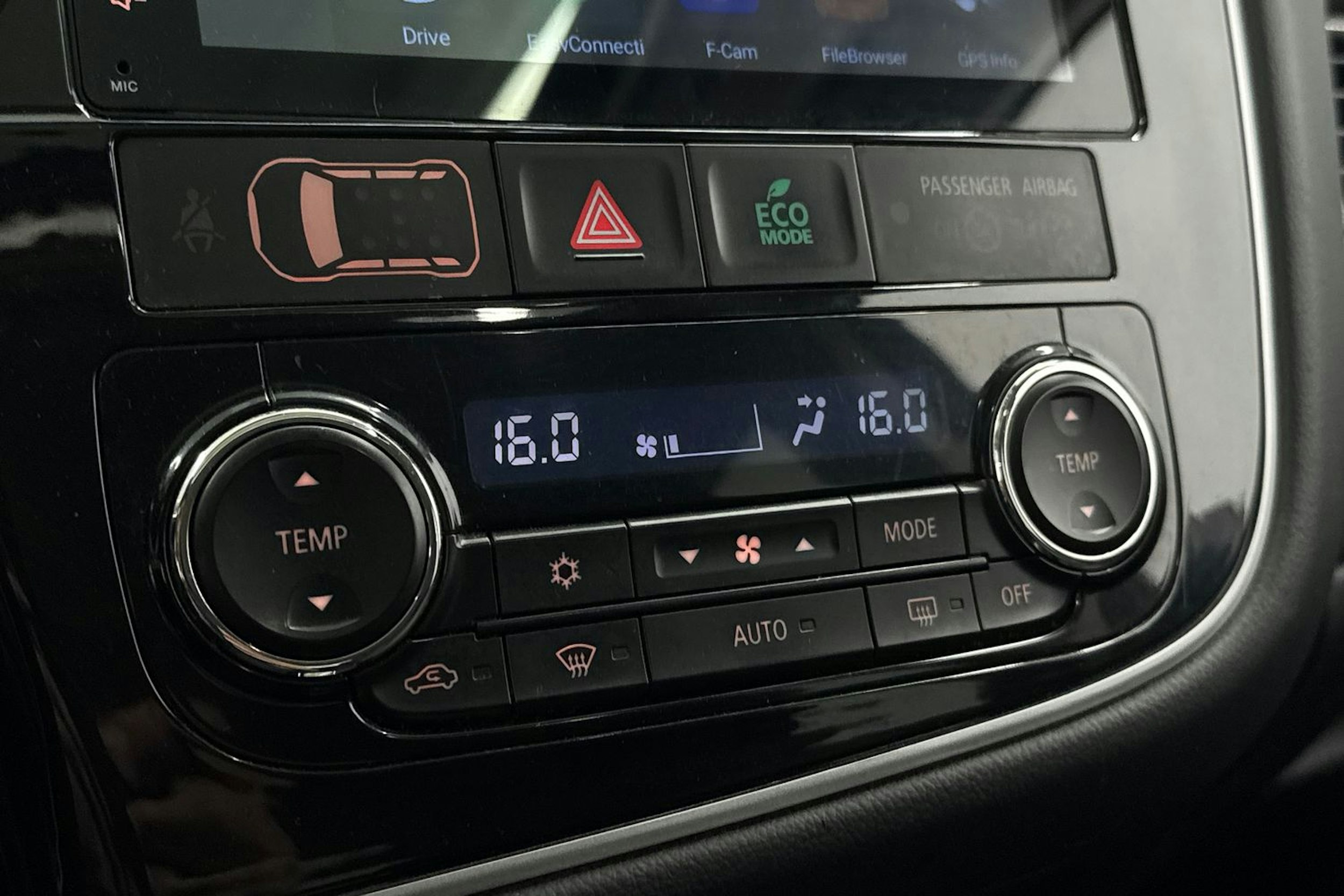 valkoinen Mitsubishi Outlander PHEV 2014 kuva 29.