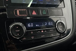 valkoinen Mitsubishi Outlander PHEV 2014 kuva 29.