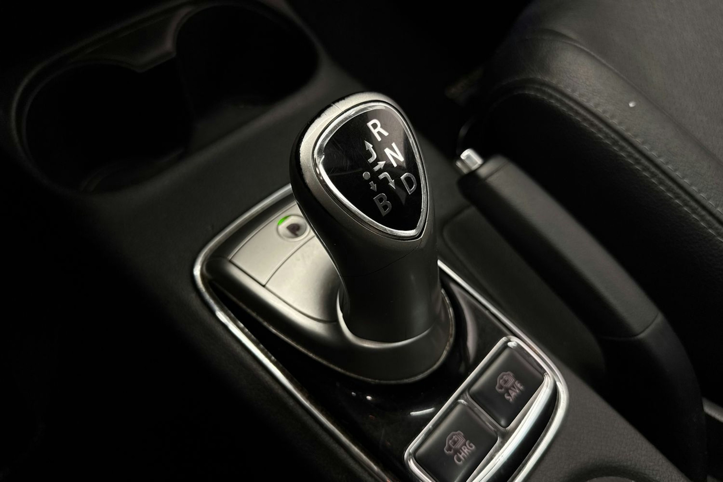 valkoinen Mitsubishi Outlander PHEV 2014 kuva 31.