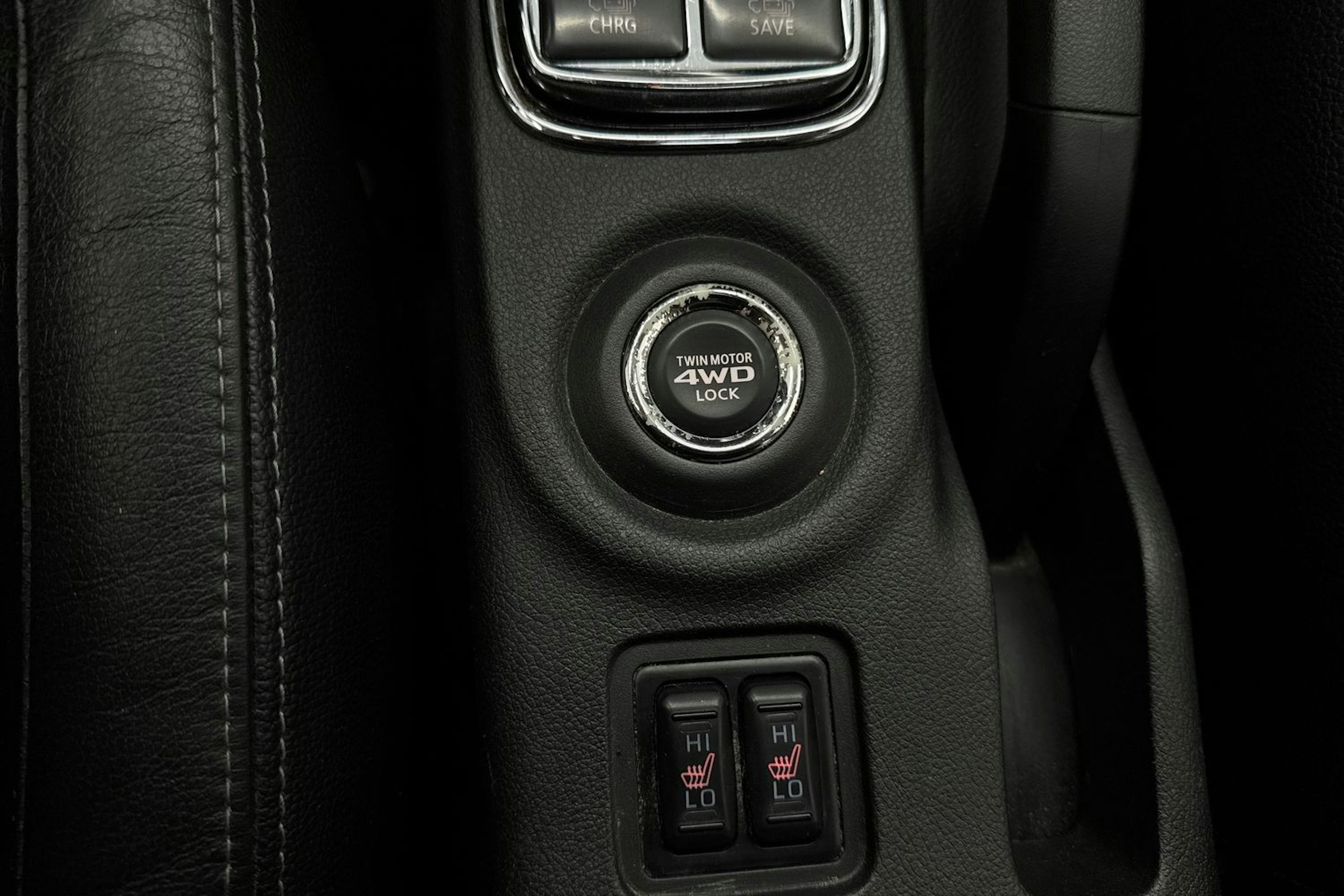 valkoinen Mitsubishi Outlander PHEV 2014 kuva 32.