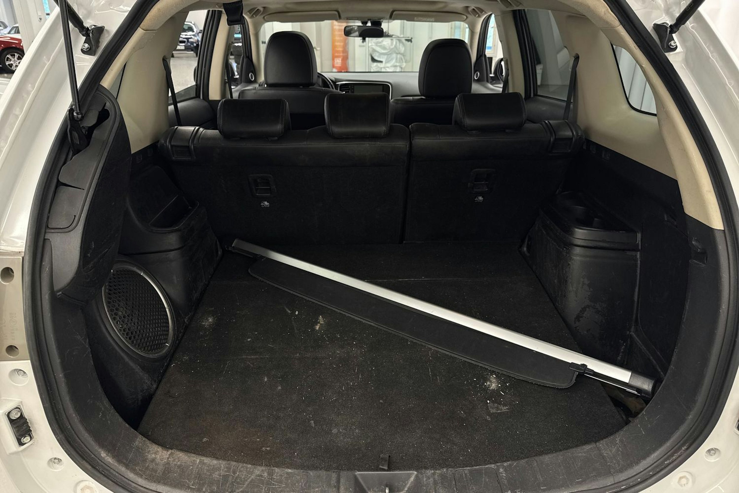 valkoinen Mitsubishi Outlander PHEV 2014 kuva 33.