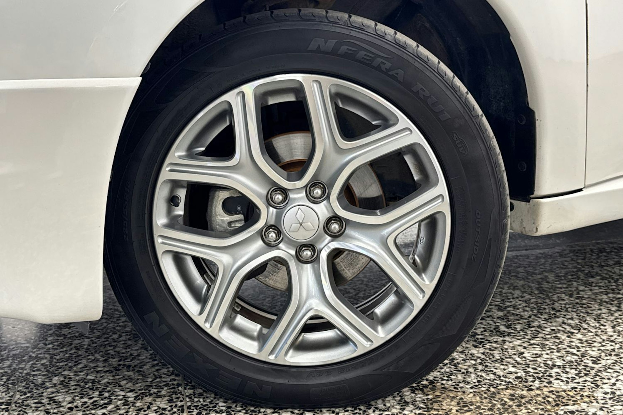 valkoinen Mitsubishi Outlander PHEV 2014 kuva 35.
