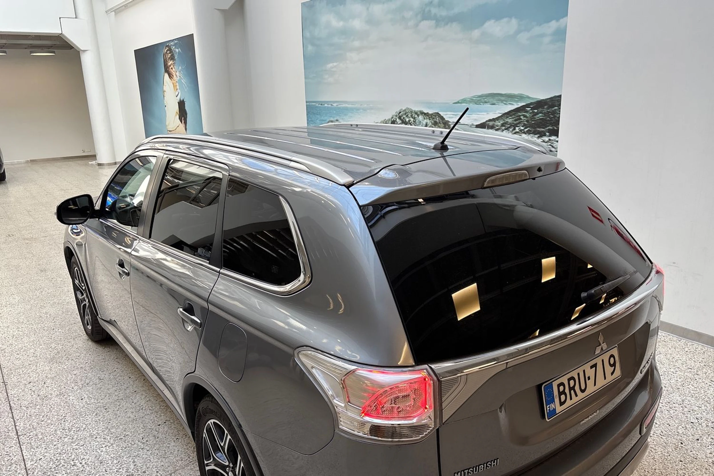 Harmaa Mitsubishi Outlander 2014 kuva 11.