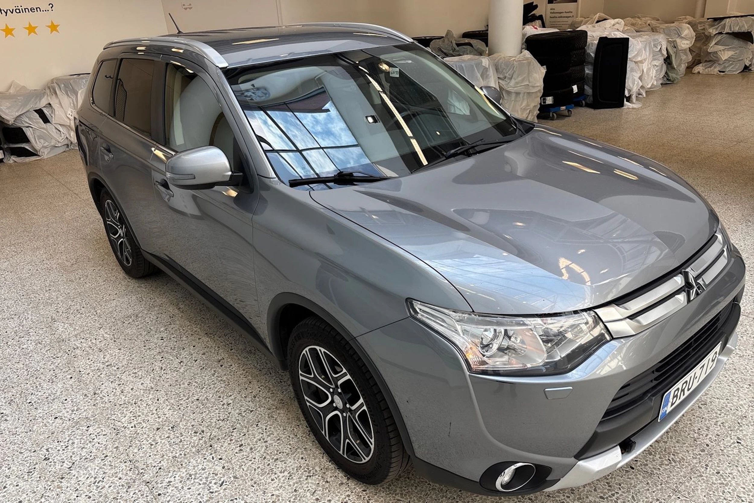 Harmaa Mitsubishi Outlander 2014 kuva 15.