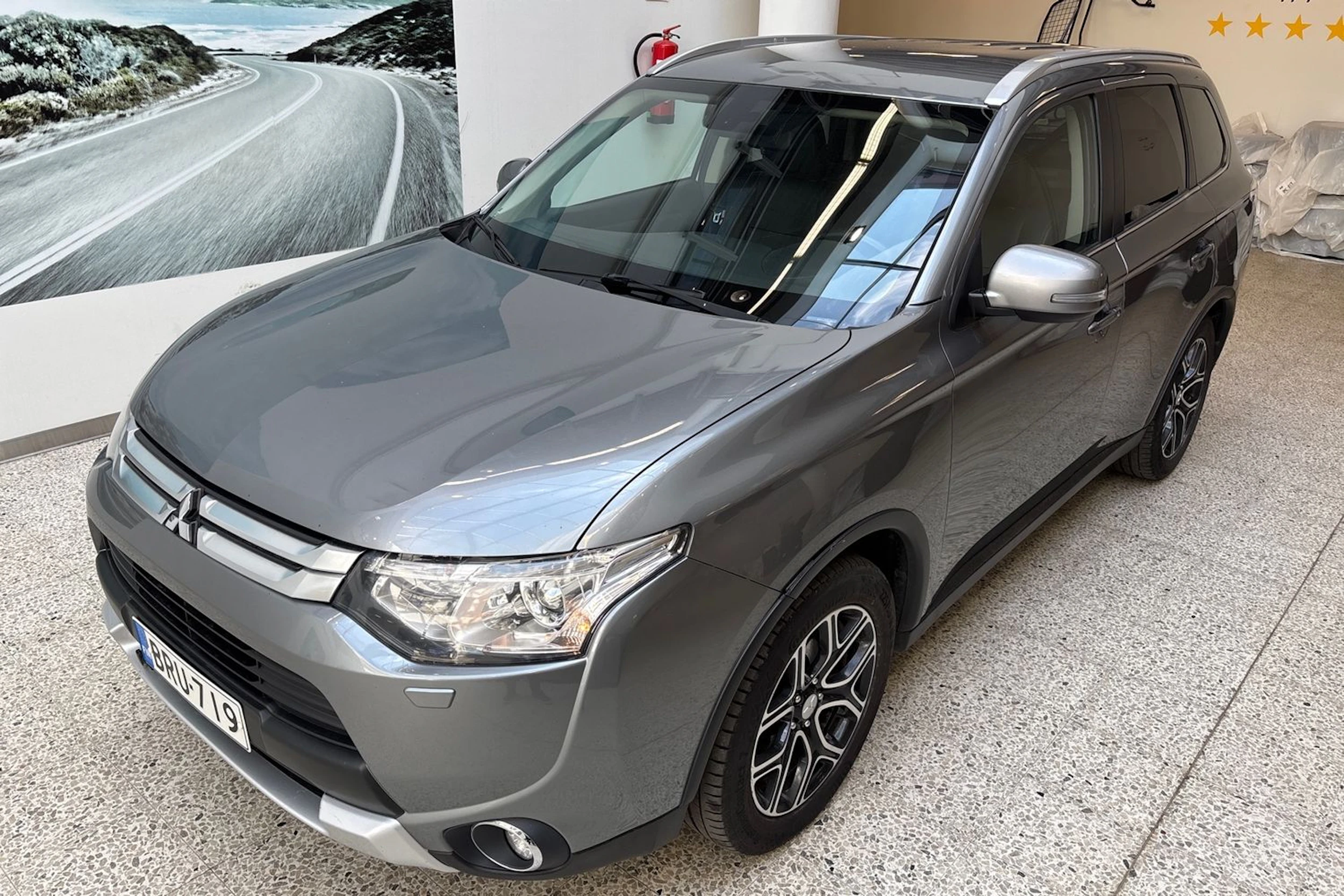 Harmaa Mitsubishi Outlander 2014 kuva 17.