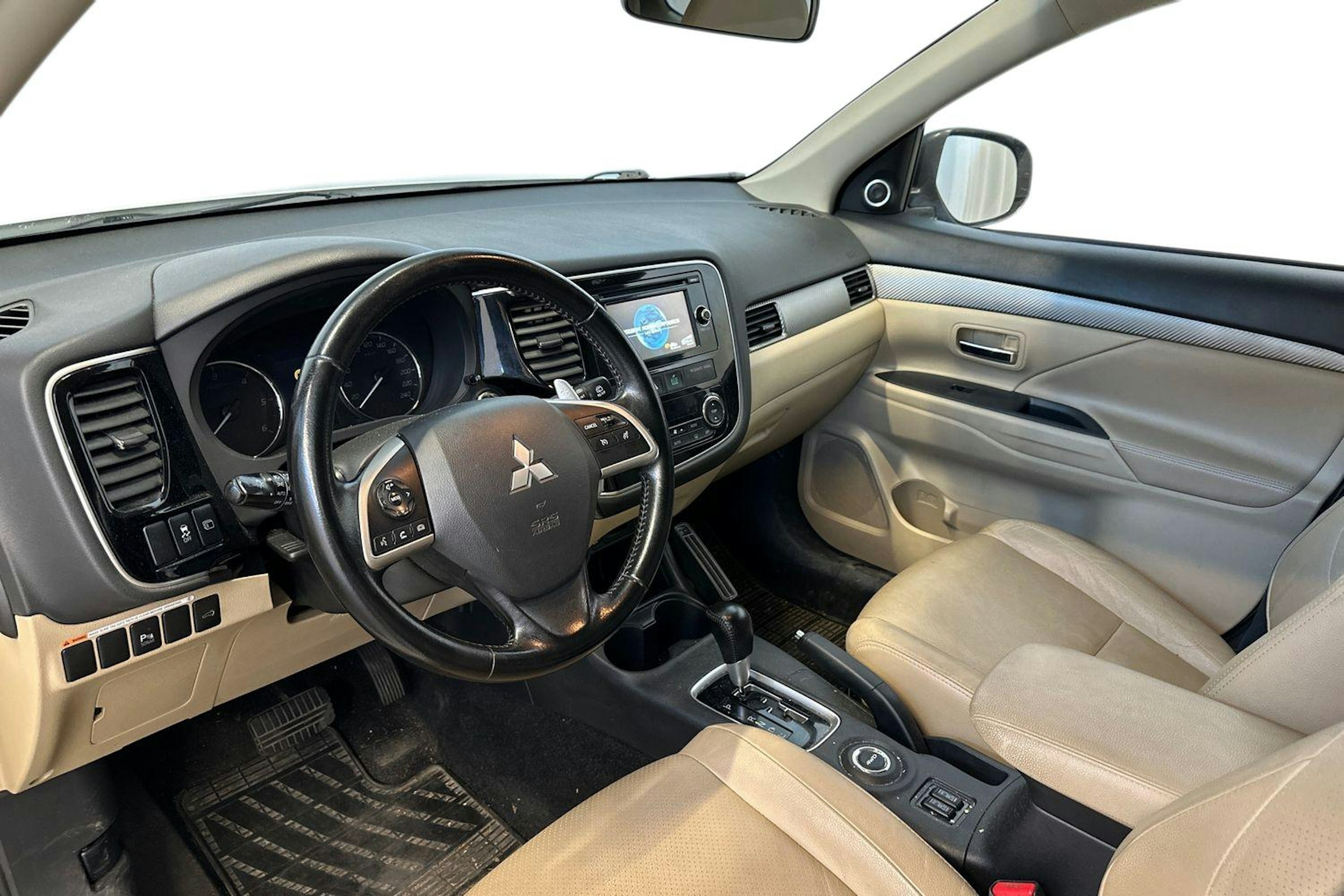 valkoinen Mitsubishi Outlander 2014 kuva 3.