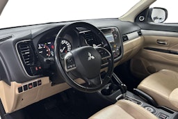 Valkoinen Mitsubishi Outlander 2014 kuva 7.
