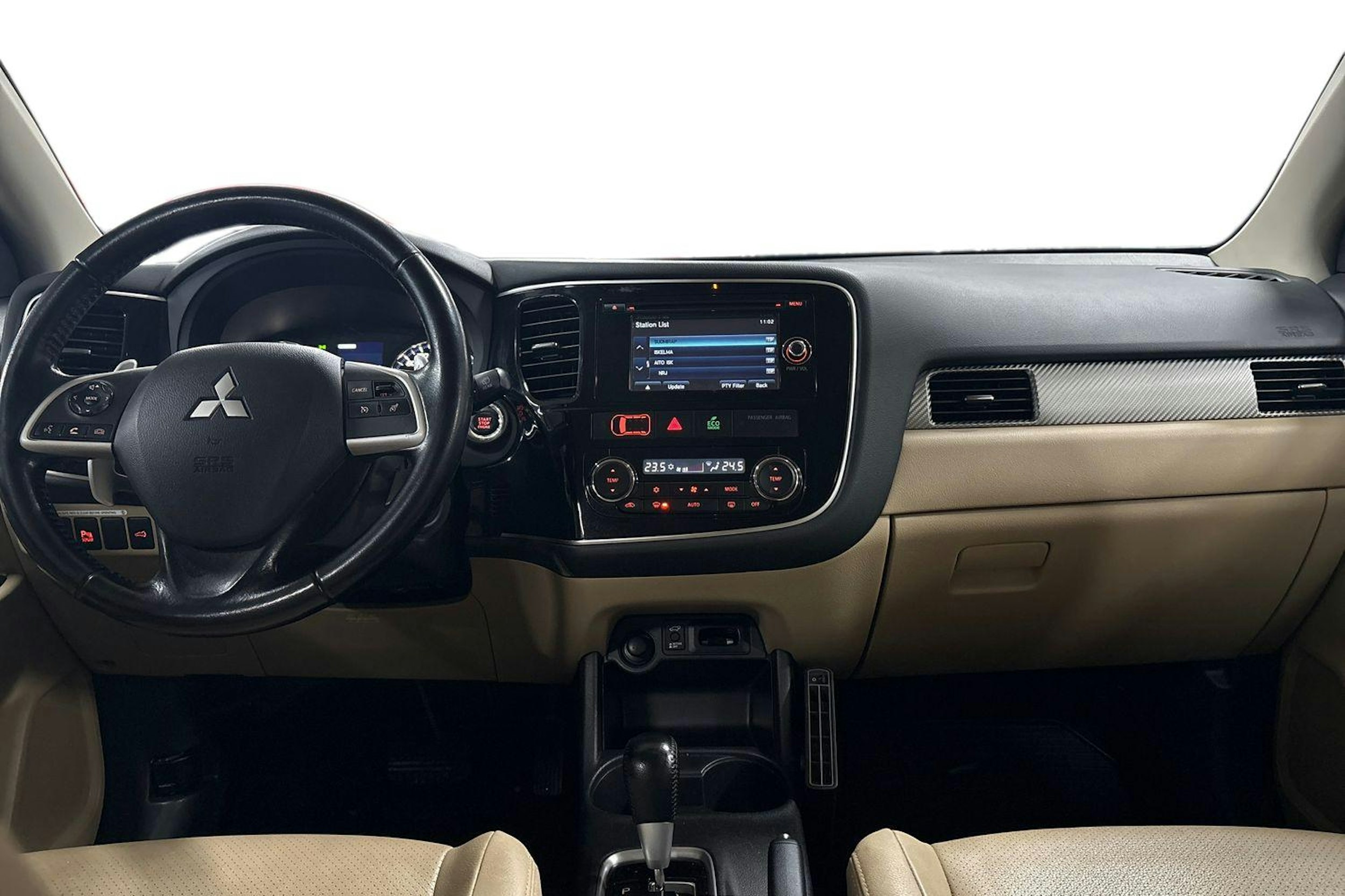 Valkoinen Mitsubishi Outlander 2014 kuva 9.