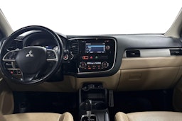 Valkoinen Mitsubishi Outlander 2014 kuva 9.