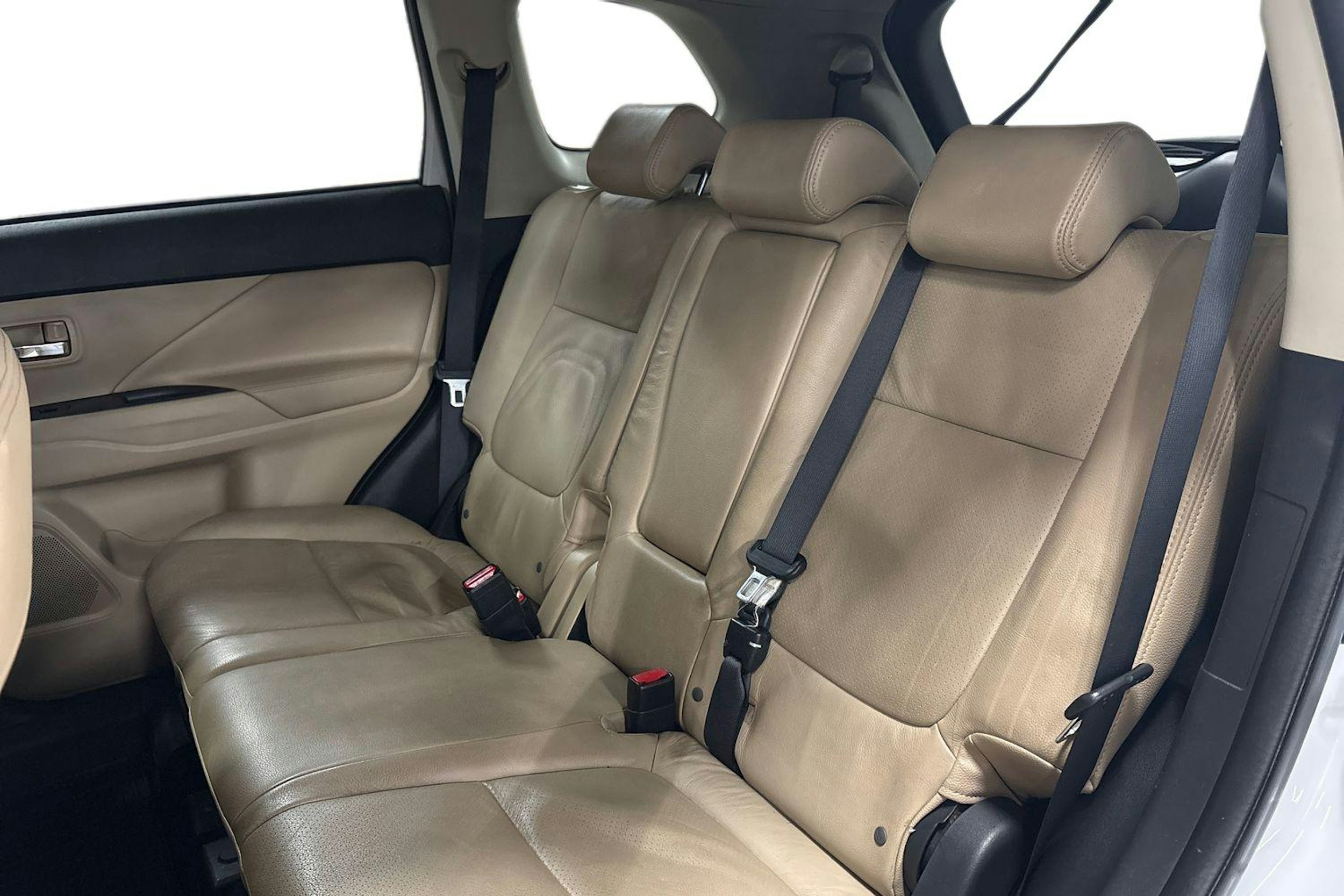 Valkoinen Mitsubishi Outlander 2014 kuva 10.