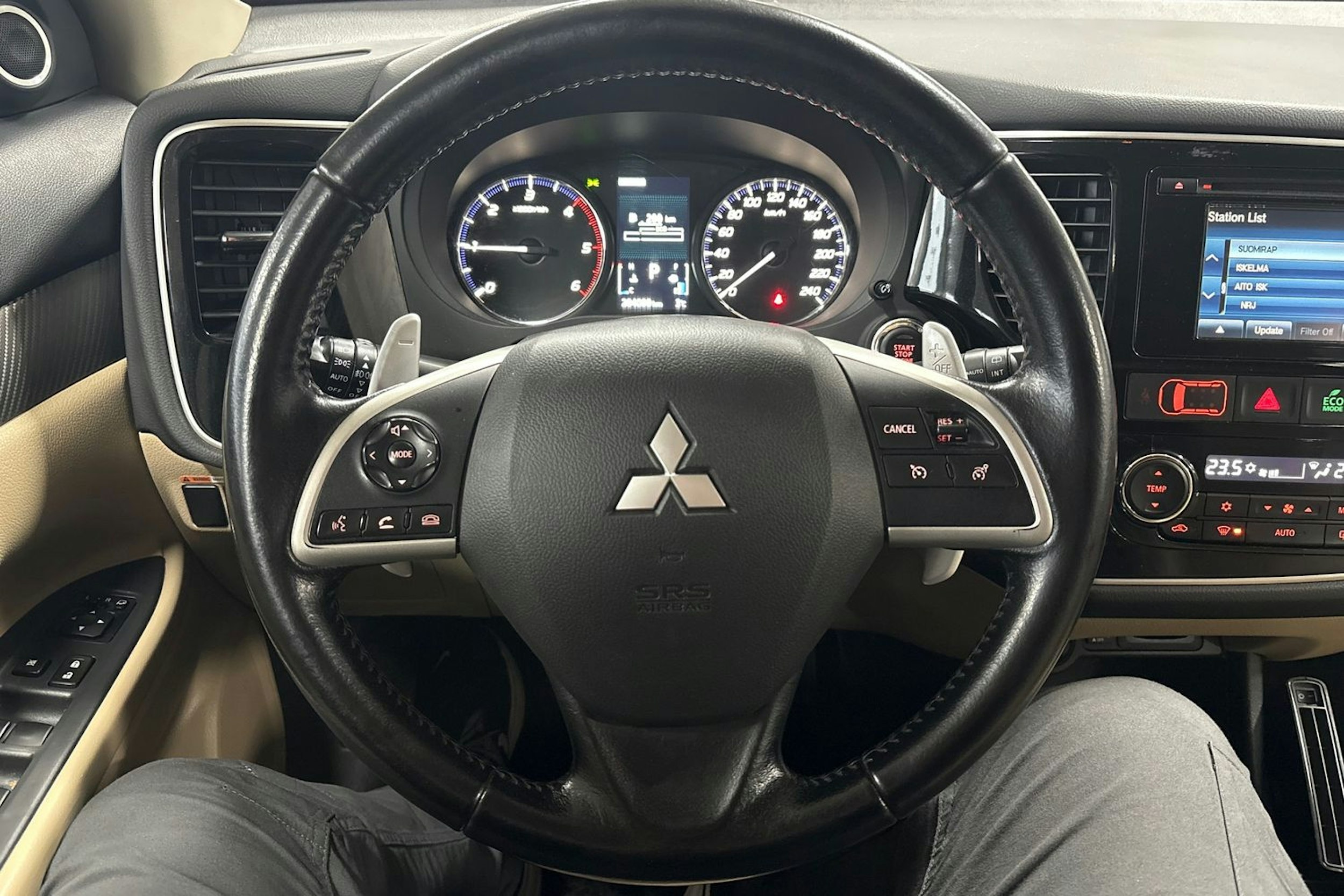 Valkoinen Mitsubishi Outlander 2014 kuva 14.