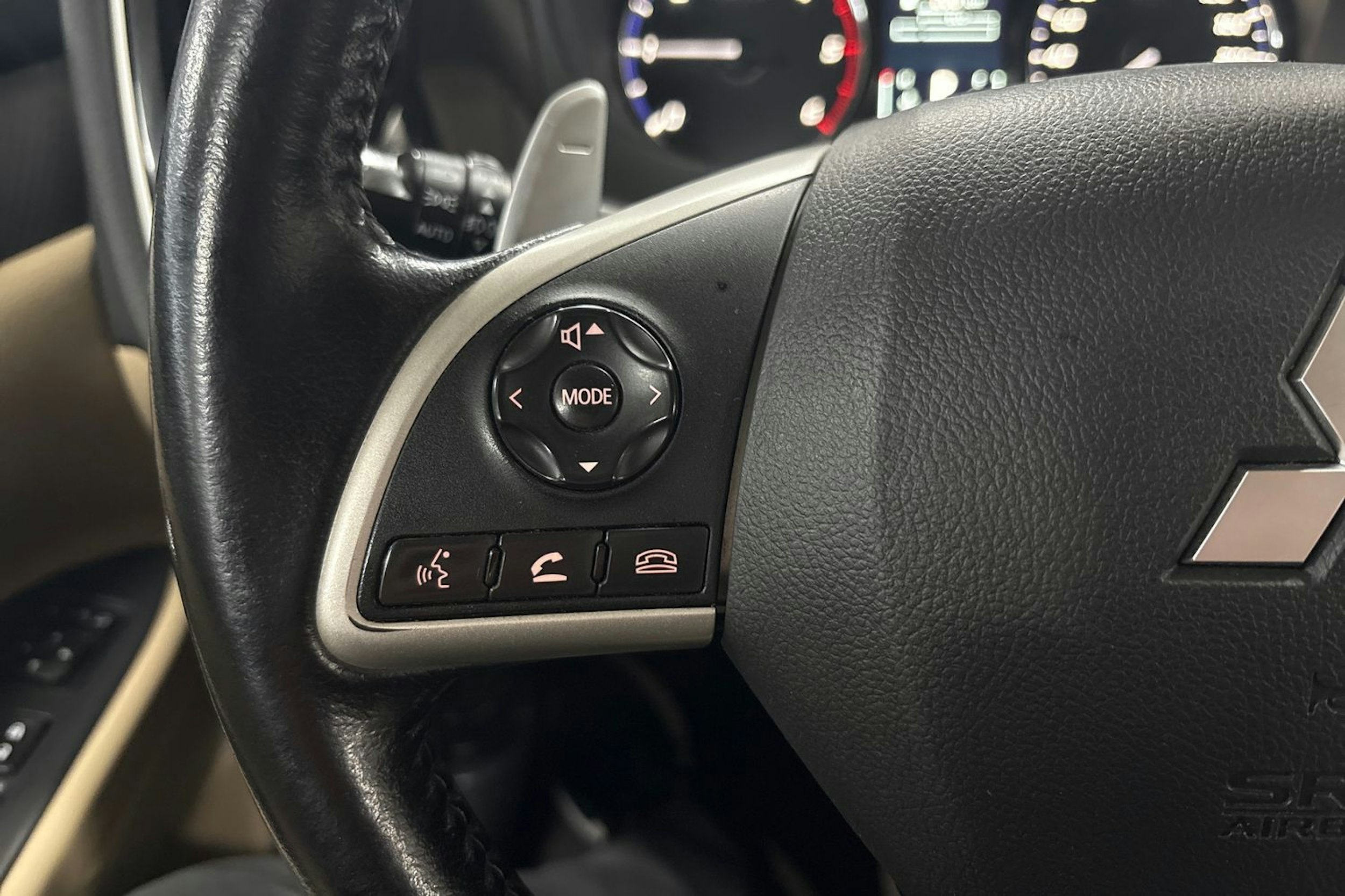 Valkoinen Mitsubishi Outlander 2014 kuva 16.