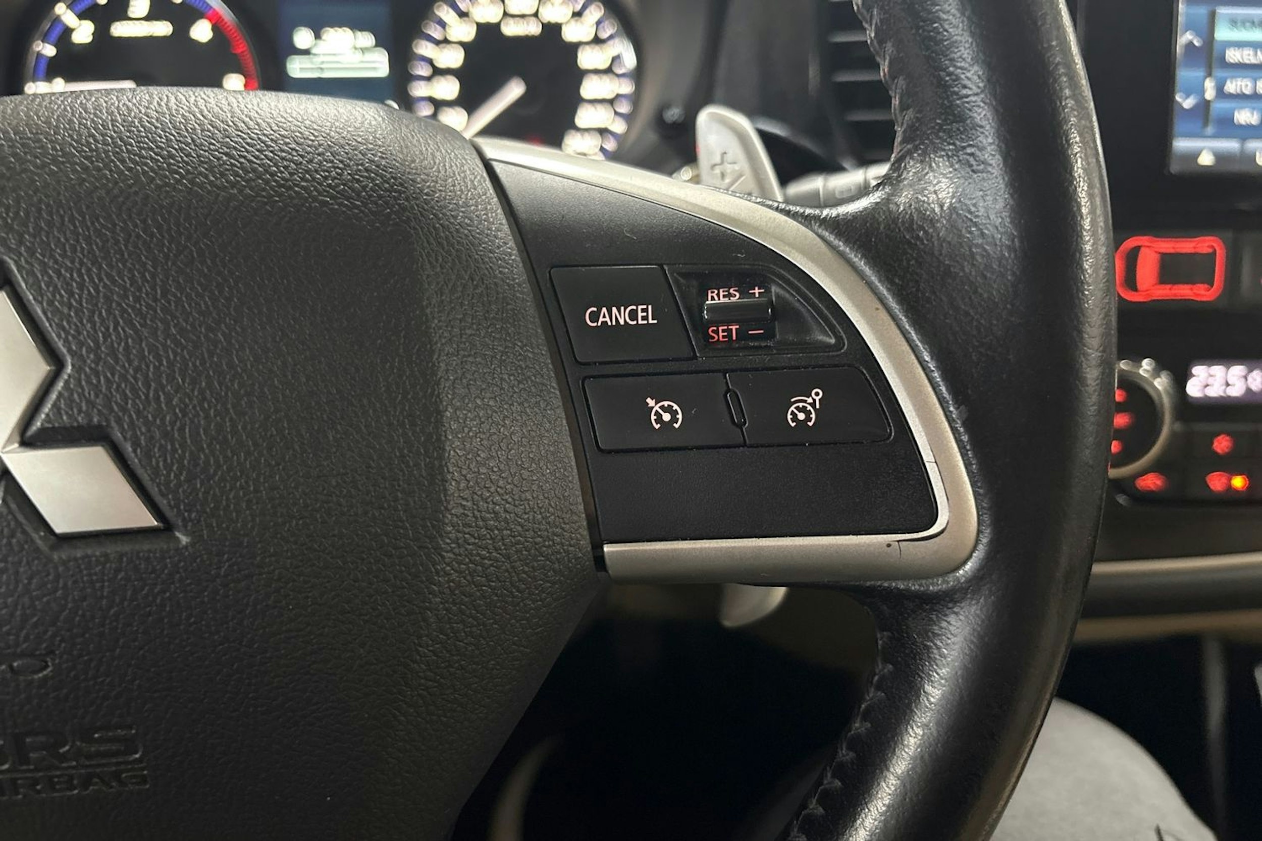 Valkoinen Mitsubishi Outlander 2014 kuva 17.