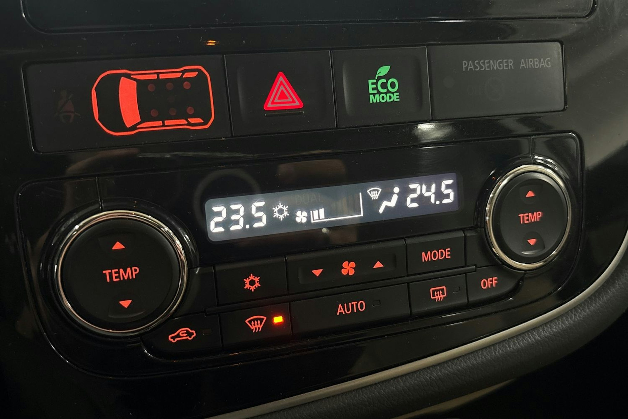 Valkoinen Mitsubishi Outlander 2014 kuva 20.