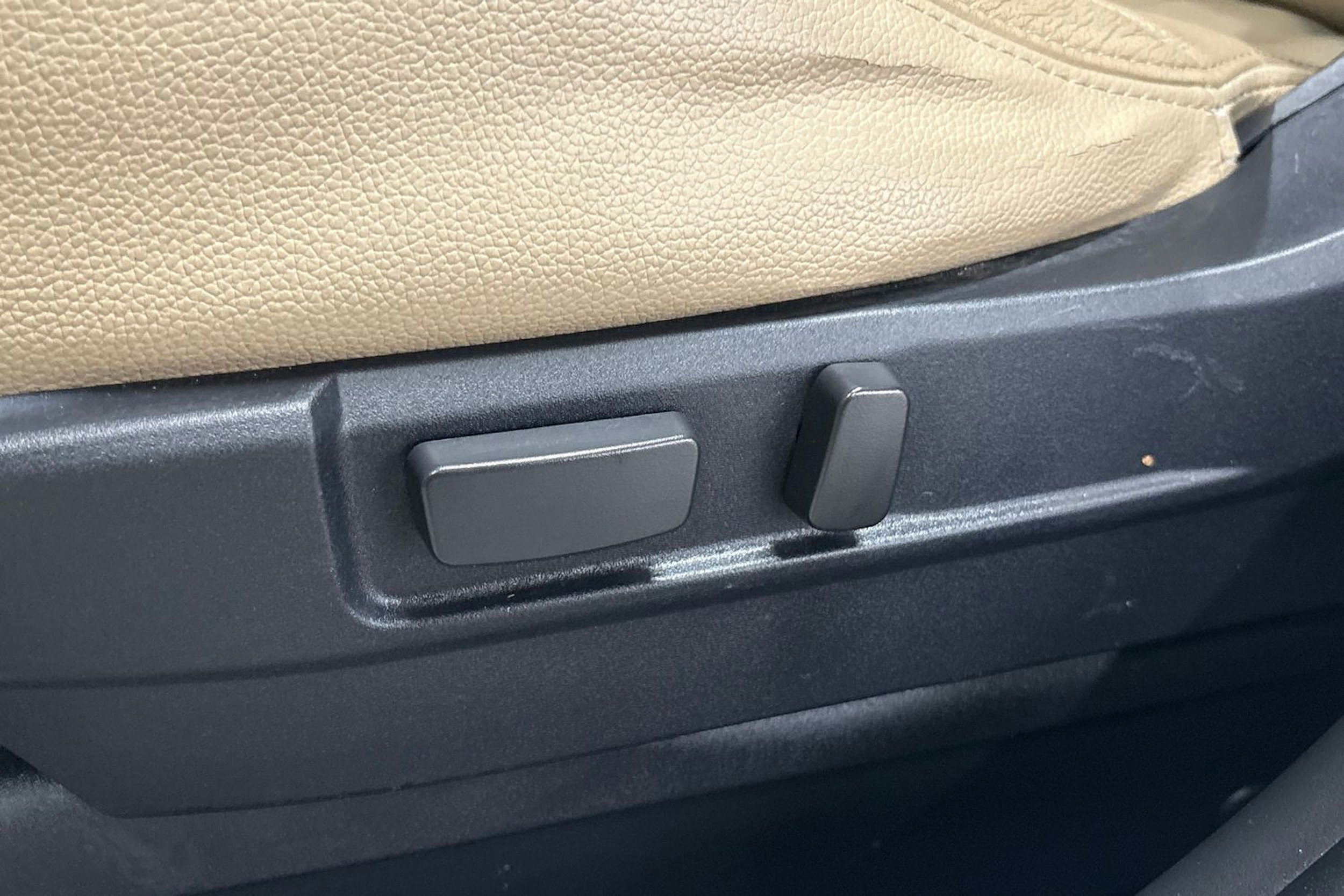 Valkoinen Mitsubishi Outlander 2014 kuva 22.