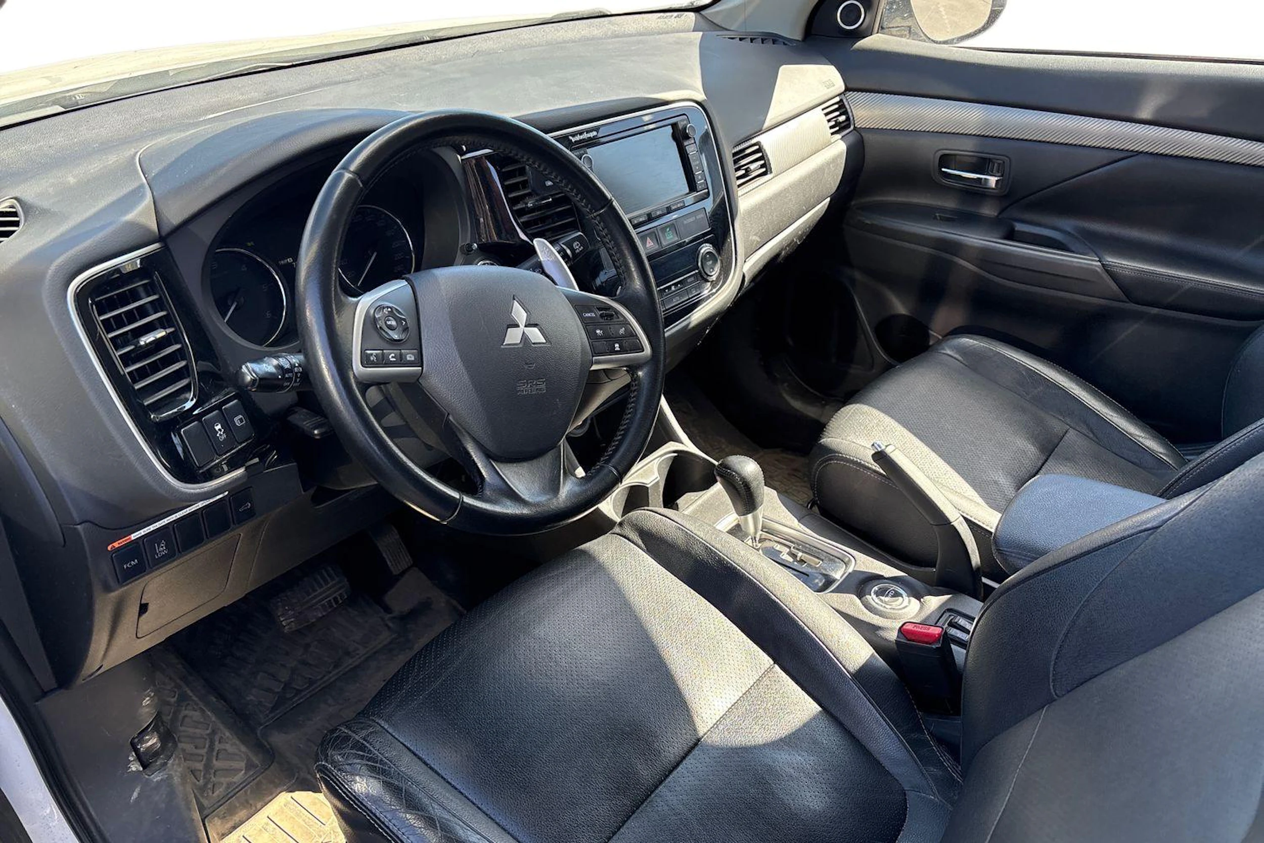valkoinen Mitsubishi Outlander 2014 kuva 3.
