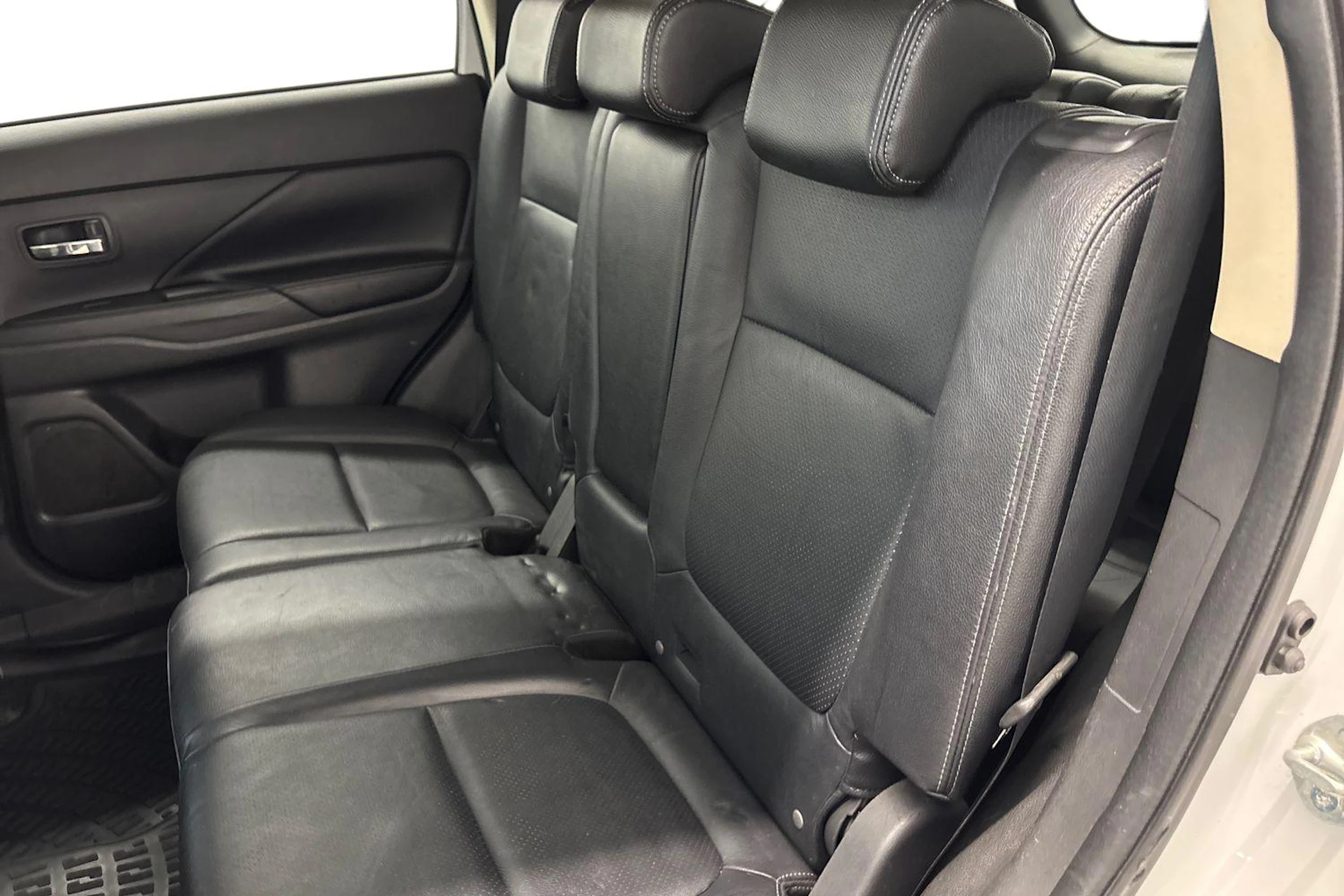 valkoinen Mitsubishi Outlander 2014 kuva 11.
