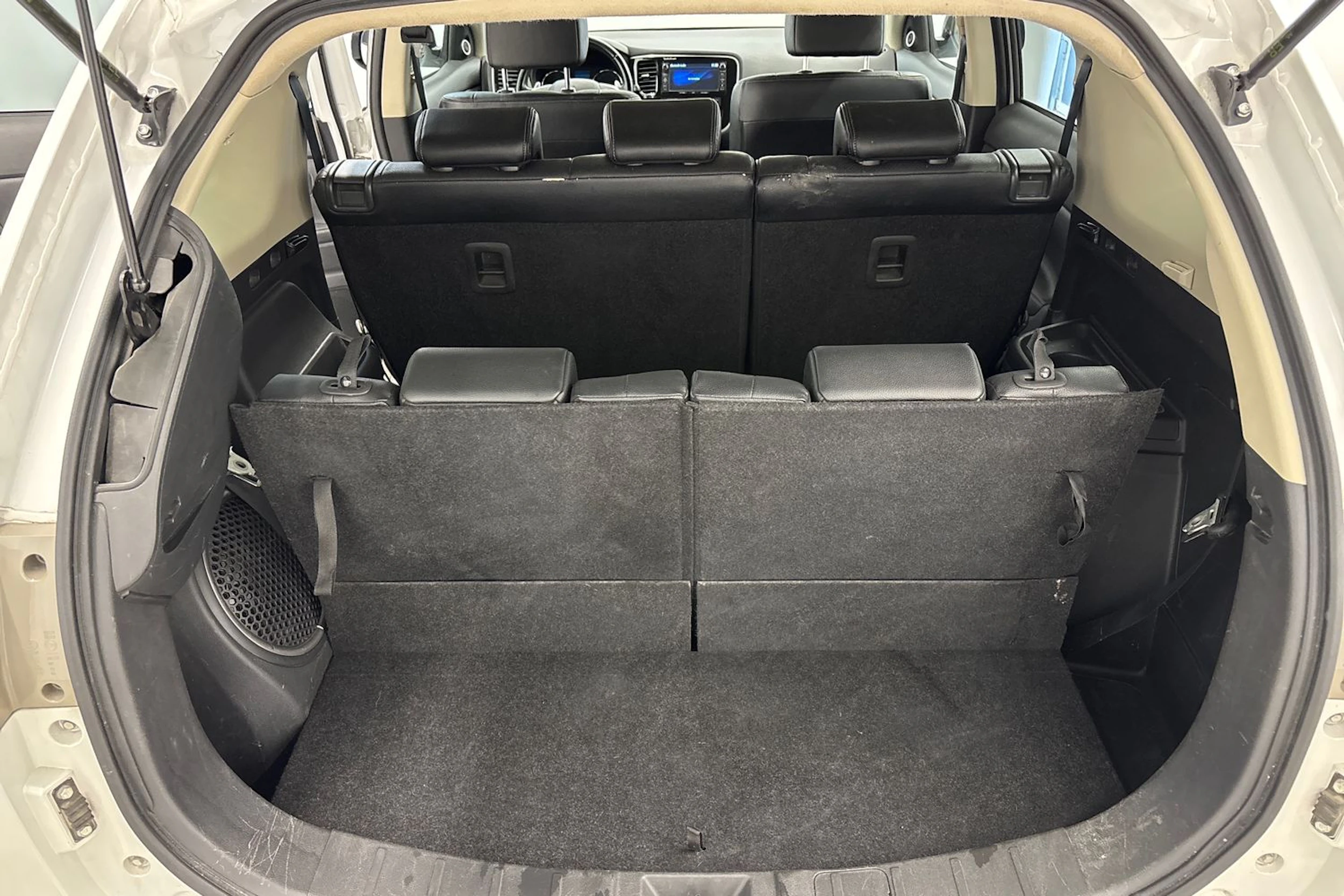 valkoinen Mitsubishi Outlander 2014 kuva 17.