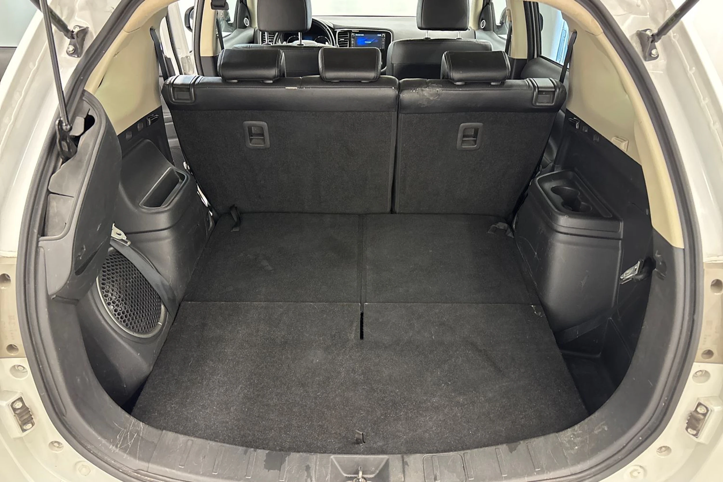valkoinen Mitsubishi Outlander 2014 kuva 19.