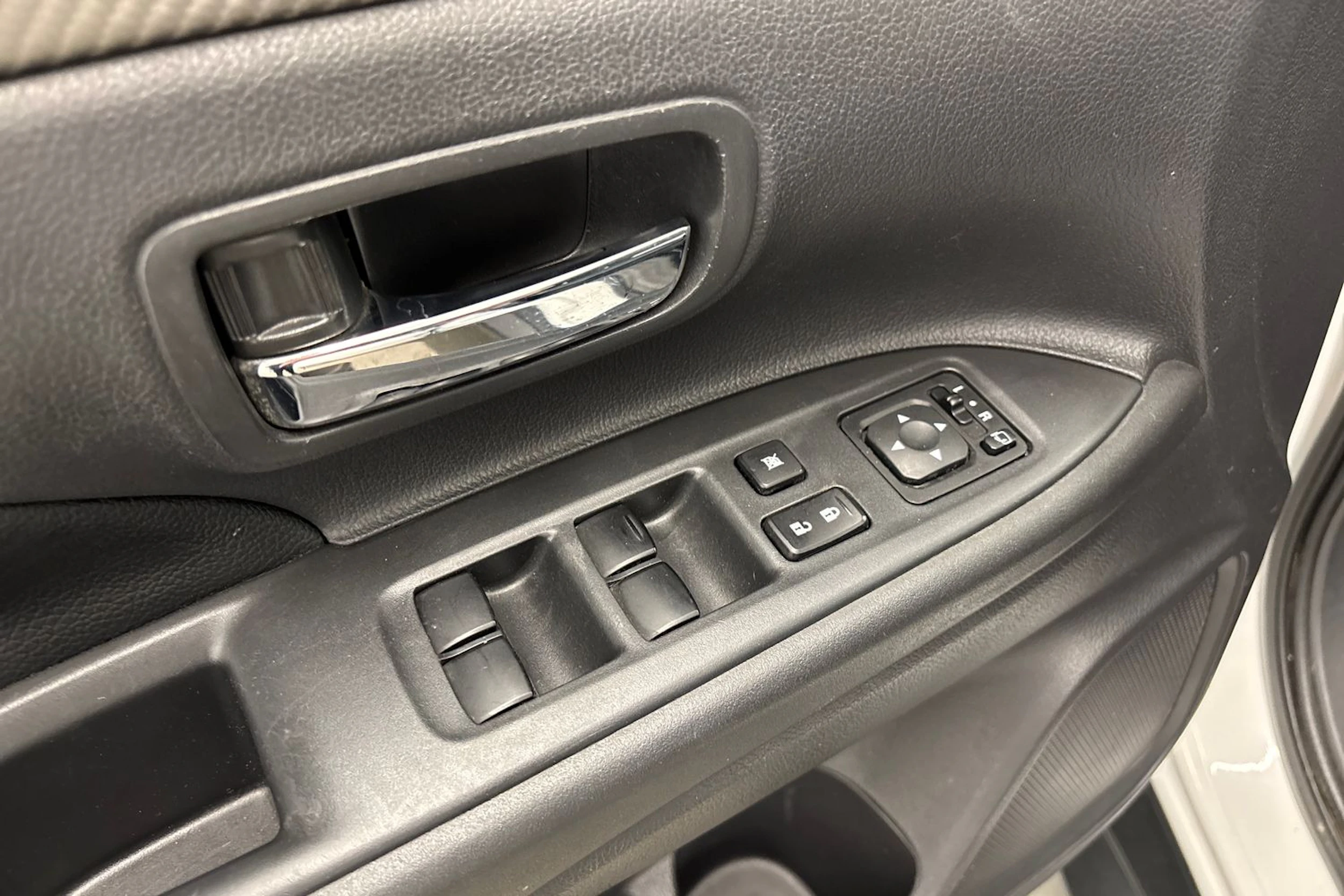 valkoinen Mitsubishi Outlander 2014 kuva 20.