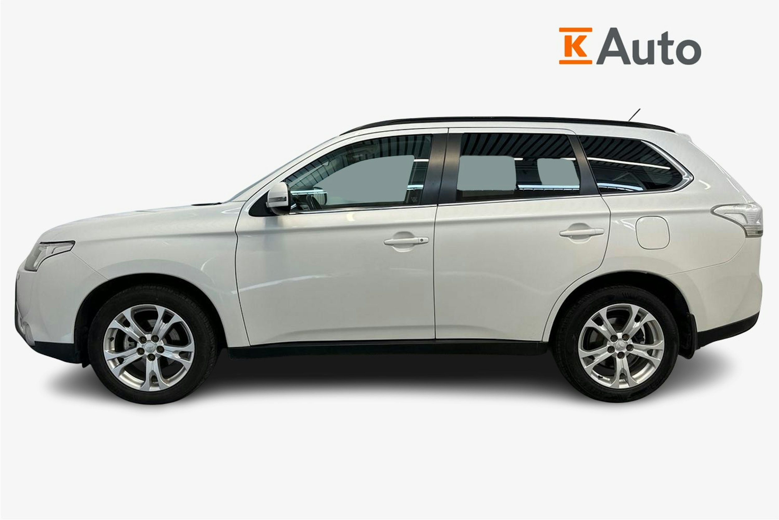 Valkoinen Mitsubishi Outlander 2014 kuva 6.