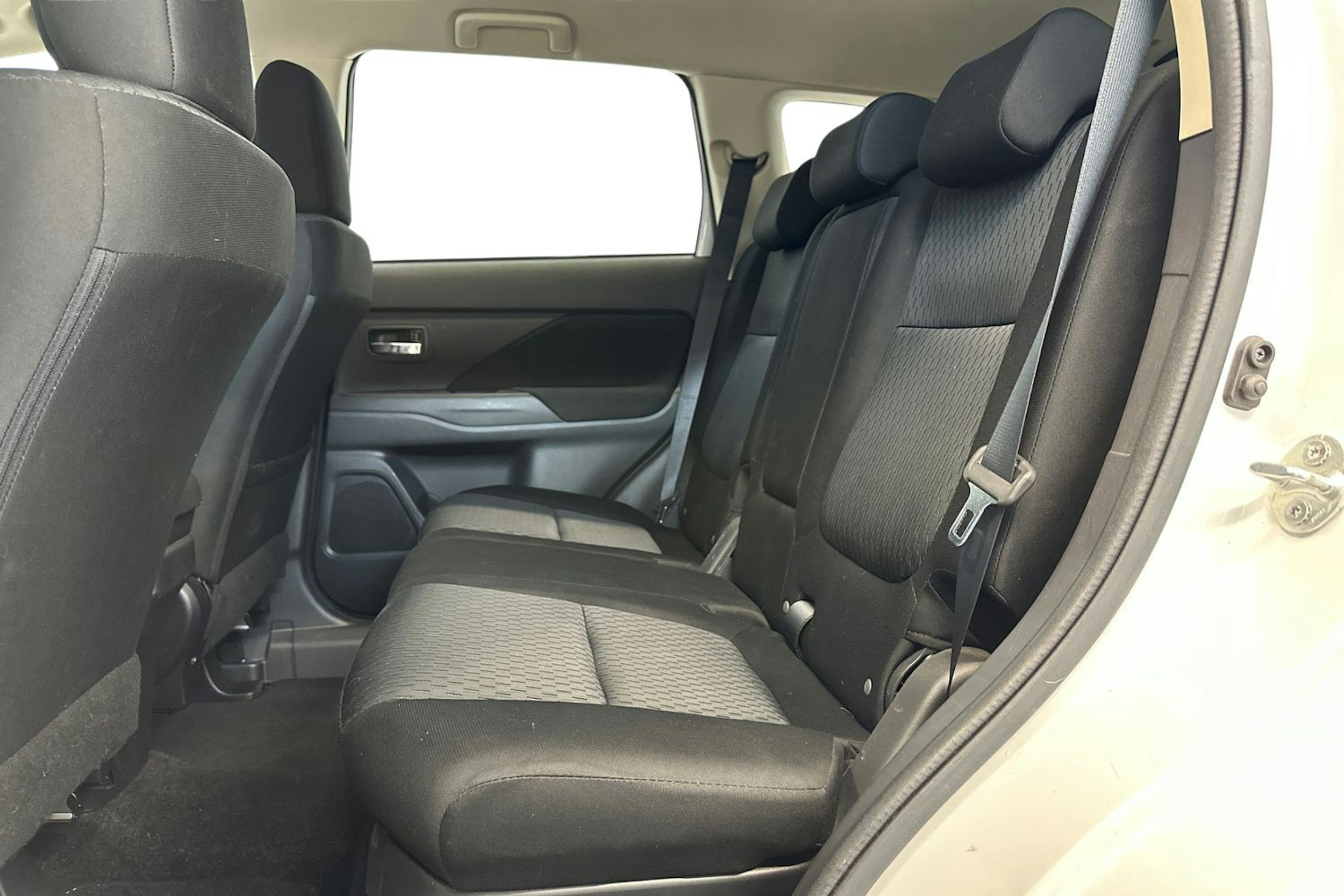 Valkoinen Mitsubishi Outlander 2014 kuva 10.