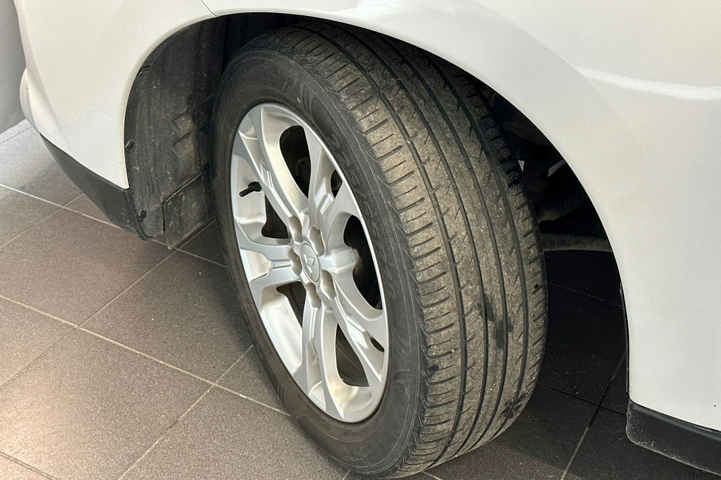 Valkoinen Mitsubishi Outlander 2014 kuva 13.