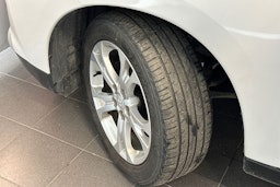 Valkoinen Mitsubishi Outlander 2014 kuva 13.