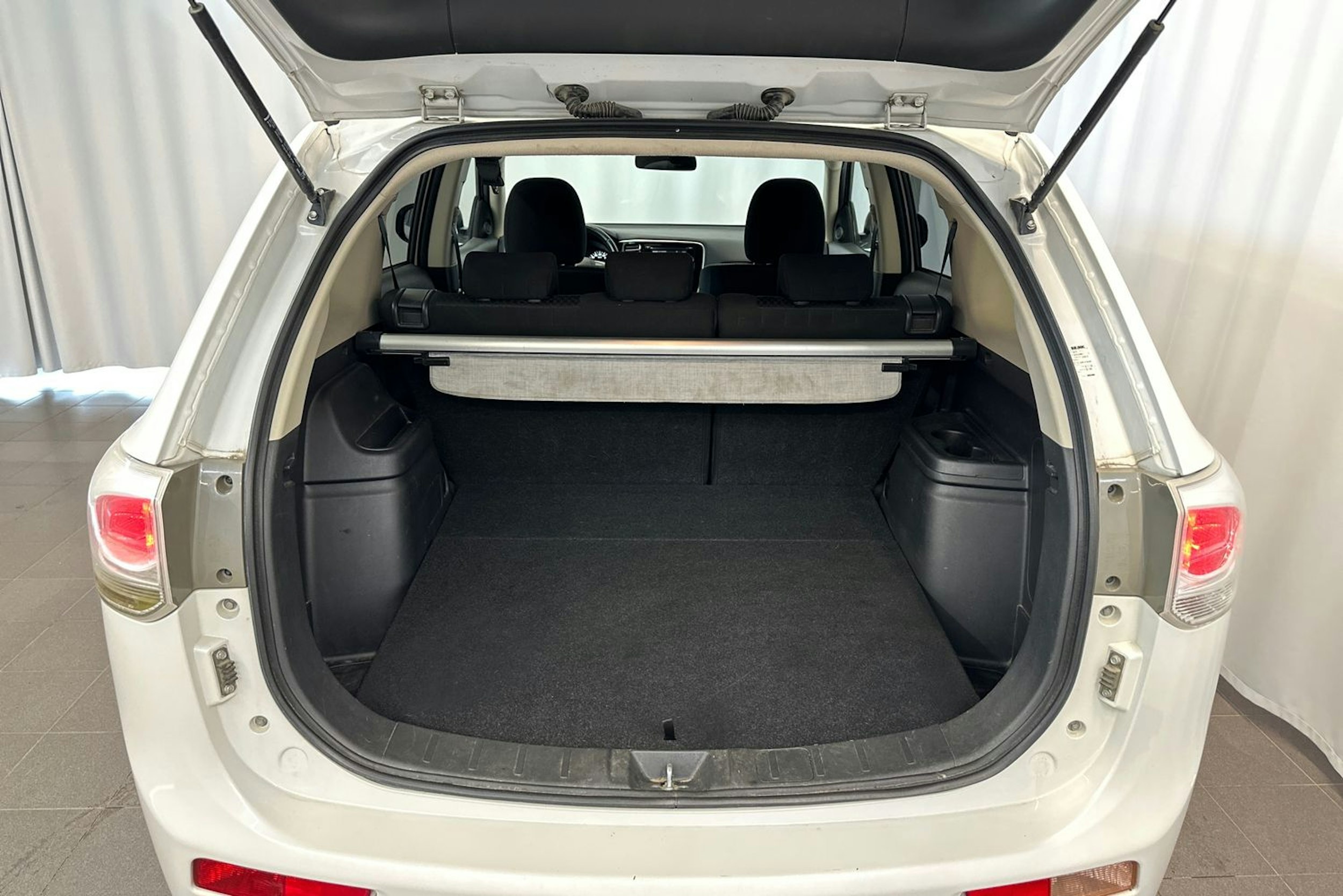 Valkoinen Mitsubishi Outlander 2014 kuva 14.