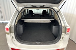 Valkoinen Mitsubishi Outlander 2014 kuva 14.