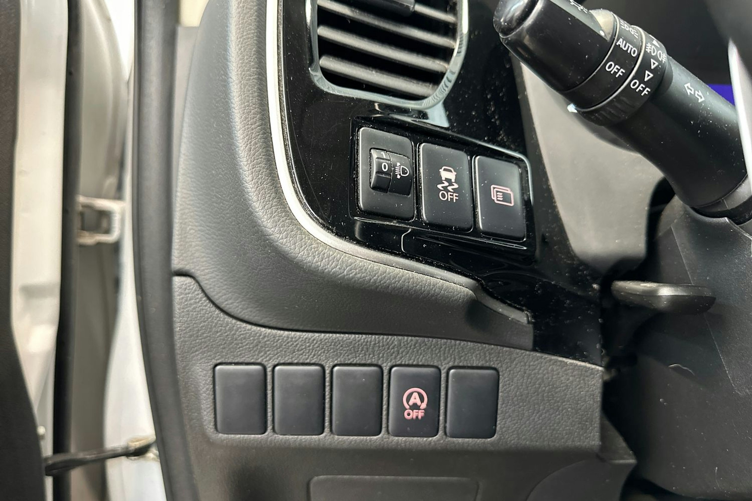 Valkoinen Mitsubishi Outlander 2014 kuva 16.