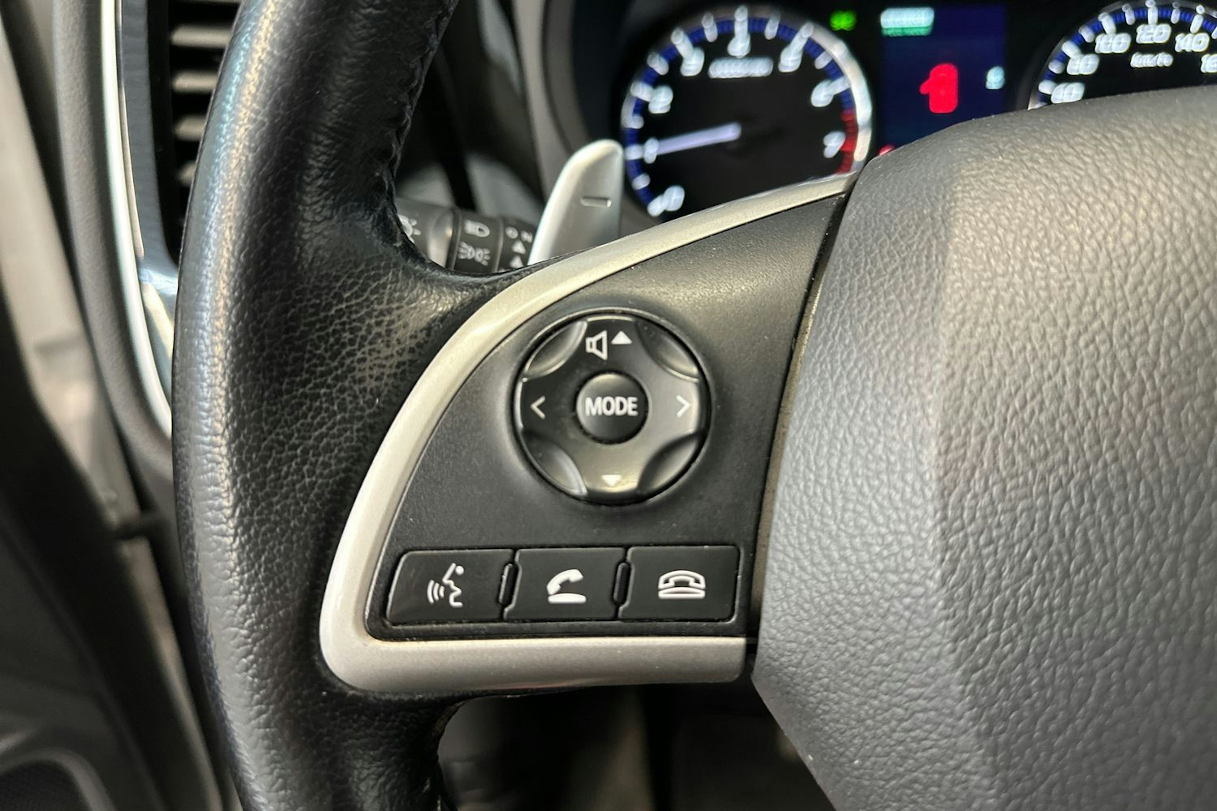 Valkoinen Mitsubishi Outlander 2014 kuva 17.