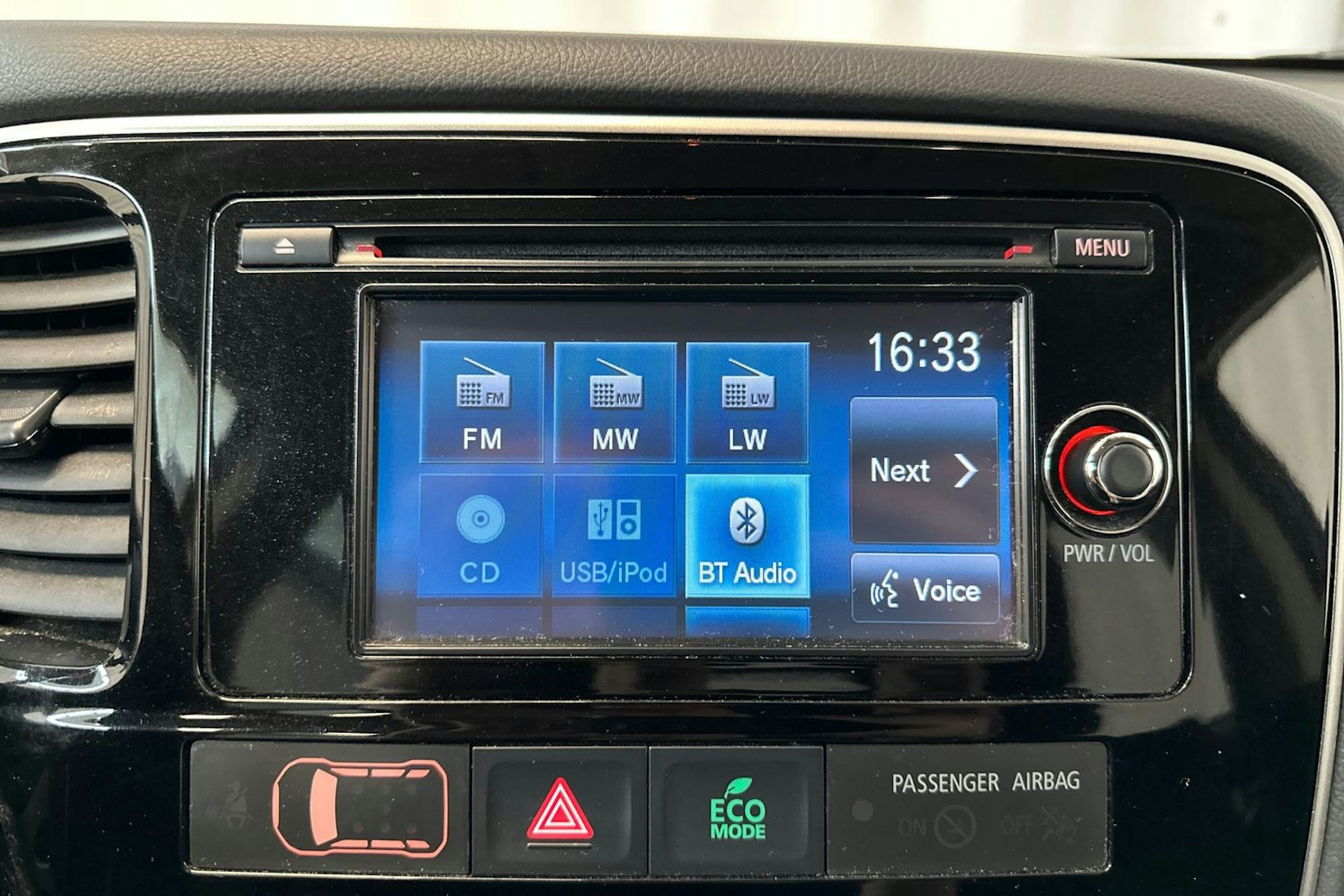 Valkoinen Mitsubishi Outlander 2014 kuva 21.