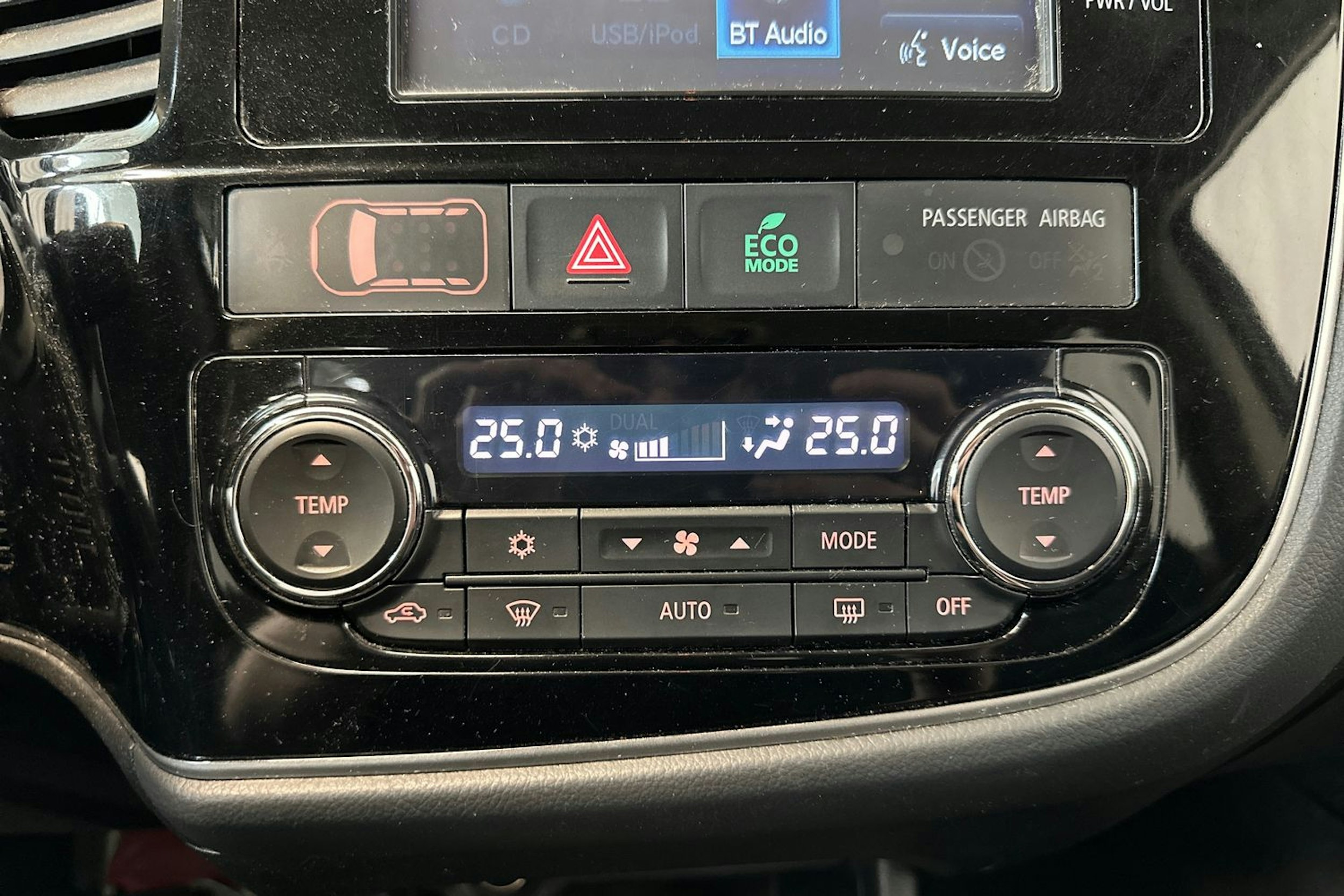 Valkoinen Mitsubishi Outlander 2014 kuva 22.