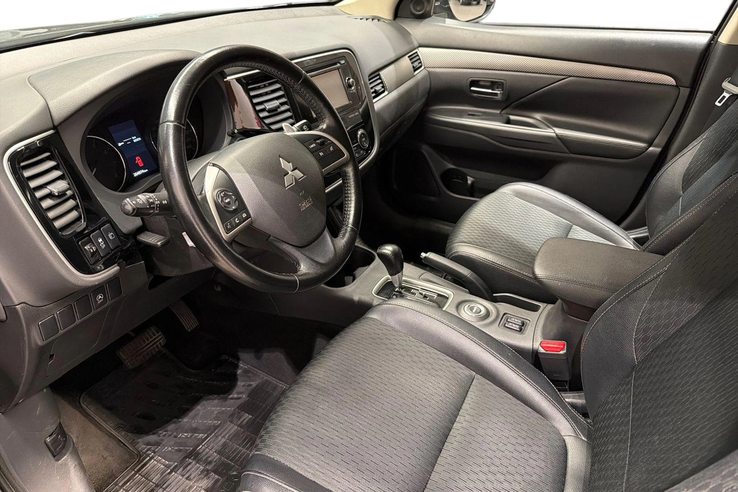 Musta Mitsubishi Outlander 2015 kuva 8.