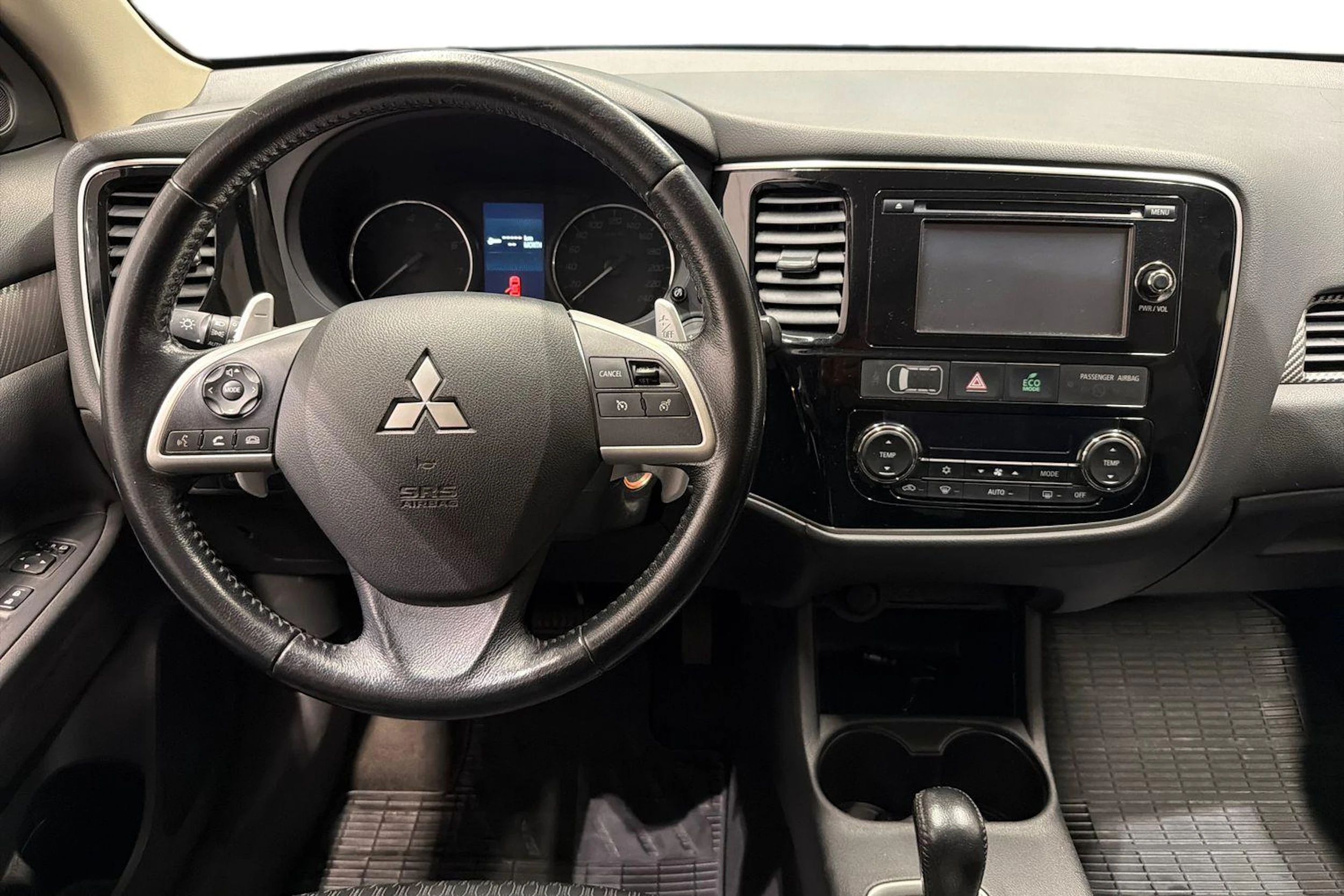 Musta Mitsubishi Outlander 2015 kuva 9.
