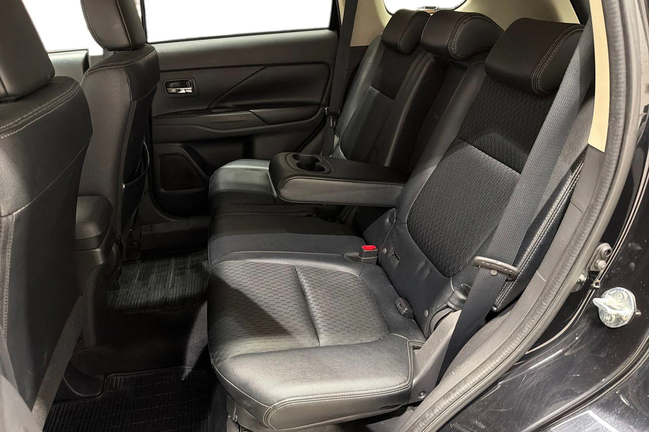 Musta Mitsubishi Outlander 2015 kuva 11.