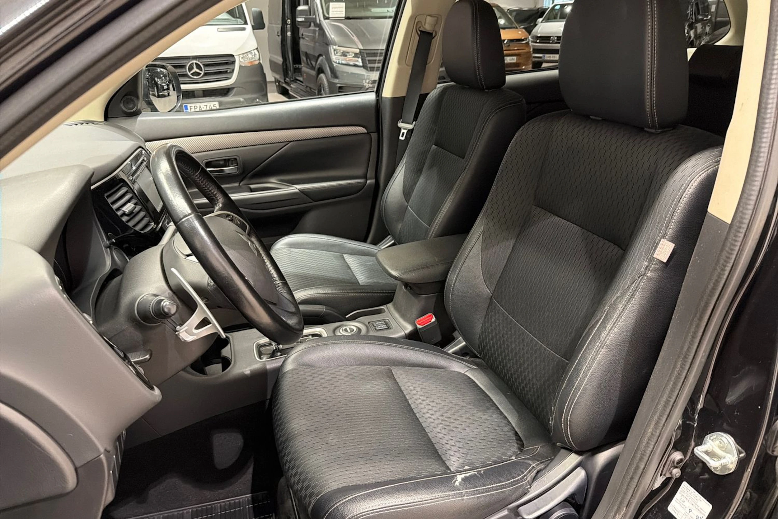 Musta Mitsubishi Outlander 2015 kuva 13.