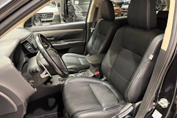 Musta Mitsubishi Outlander 2015 kuva 13.