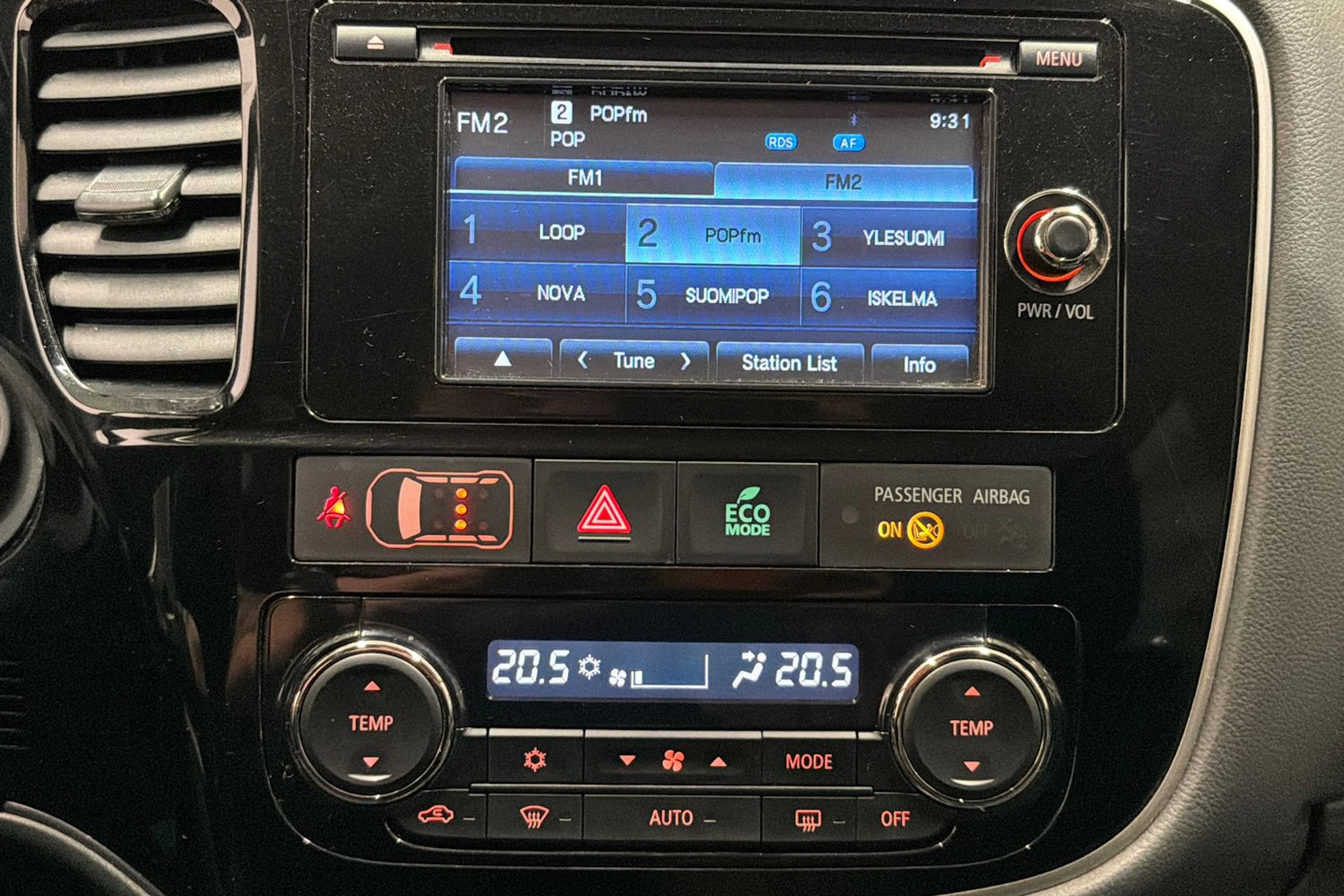 Musta Mitsubishi Outlander 2015 kuva 17.